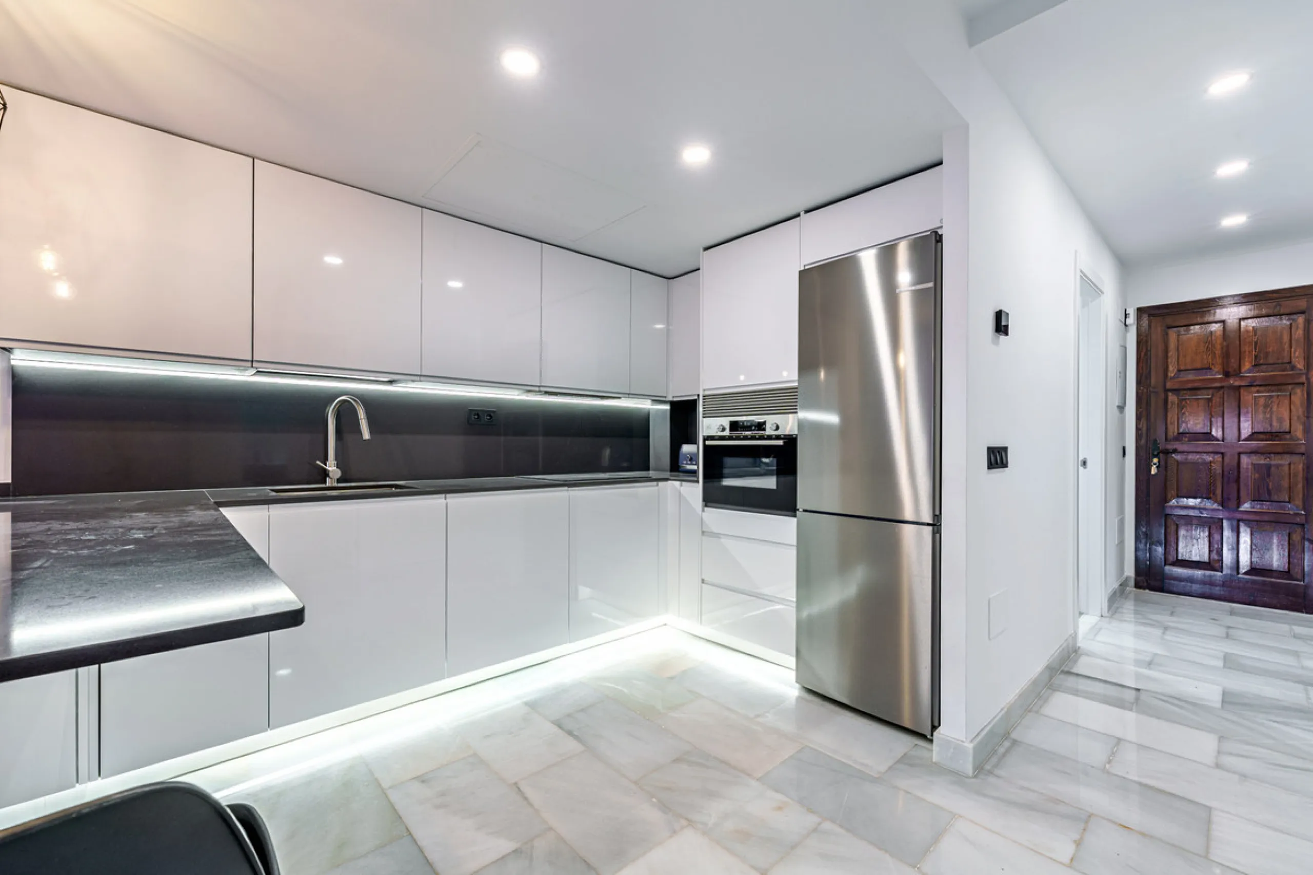 This magnificent ground floor apartment is located in Vivero de Marbella, a quiet, low-rise residential complex in the prestigious Sierra Blanca area on Marbella's Golden Mile, between Imara and Le Blanc. Recently renovated with high-quality materials, th