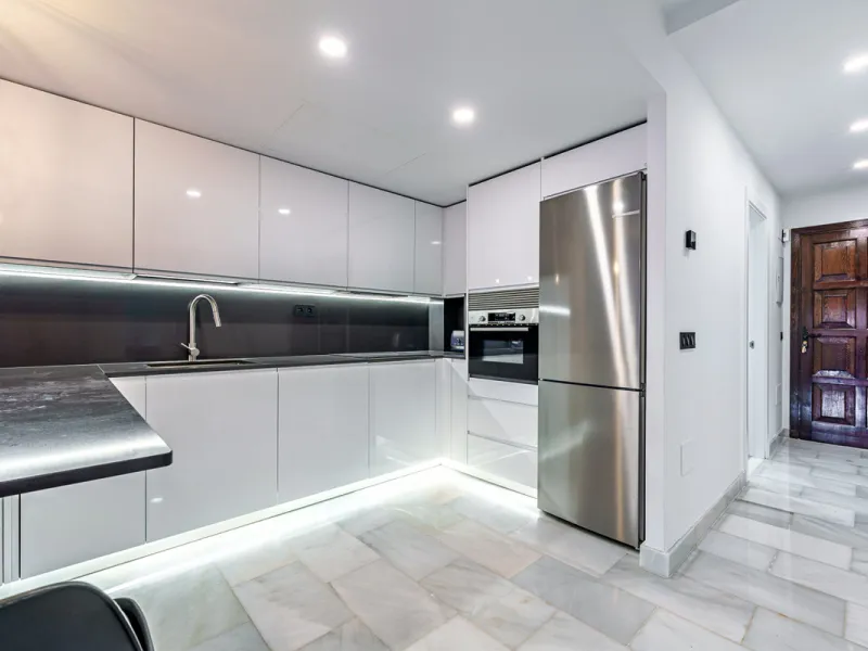 This magnificent ground floor apartment is located in Vivero de Marbella, a quiet, low-rise residential complex in the prestigious Sierra Blanca area on Marbella's Golden Mile, between Imara and Le Blanc. Recently renovated with high-quality materials, th