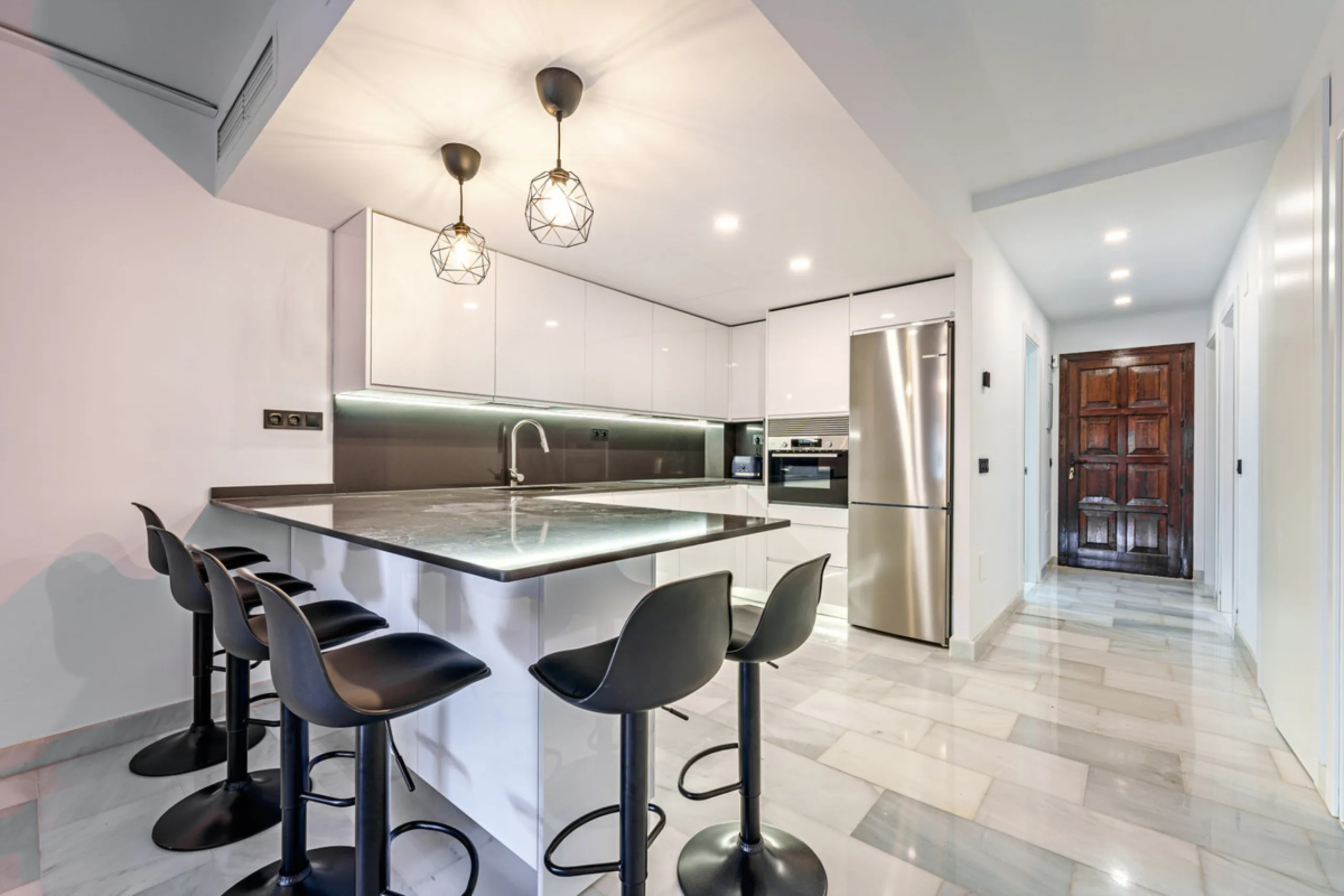 This magnificent ground floor apartment is located in Vivero de Marbella, a quiet, low-rise residential complex in the prestigious Sierra Blanca area on Marbella's Golden Mile, between Imara and Le Blanc. Recently renovated with high-quality materials, th