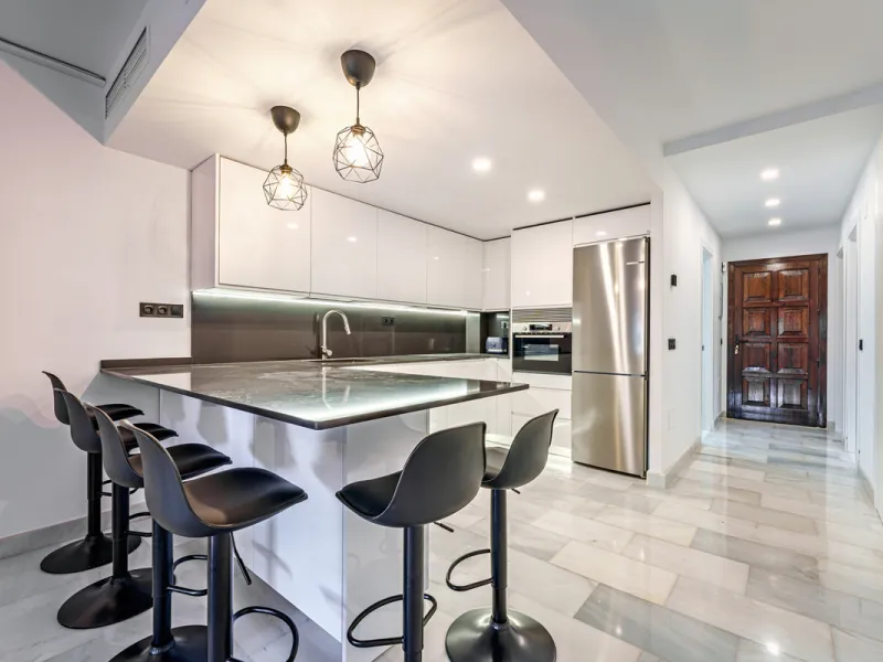 This magnificent ground floor apartment is located in Vivero de Marbella, a quiet, low-rise residential complex in the prestigious Sierra Blanca area on Marbella's Golden Mile, between Imara and Le Blanc. Recently renovated with high-quality materials, th
