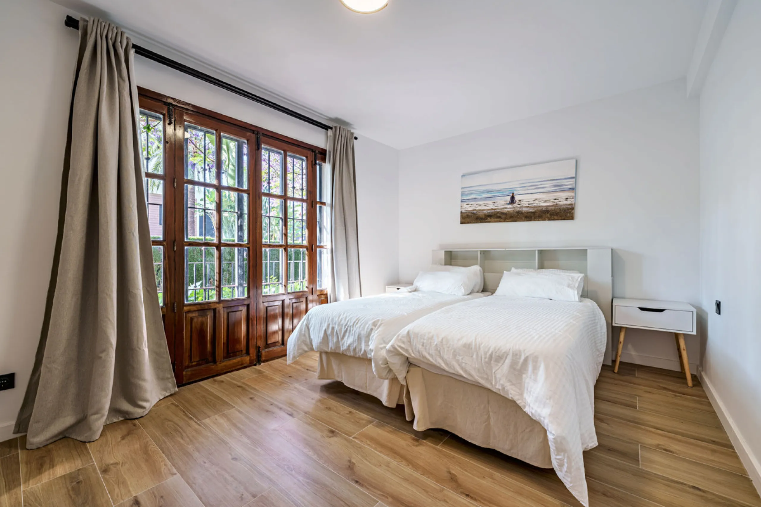 This magnificent ground floor apartment is located in Vivero de Marbella, a quiet, low-rise residential complex in the prestigious Sierra Blanca area on Marbella's Golden Mile, between Imara and Le Blanc. Recently renovated with high-quality materials, th