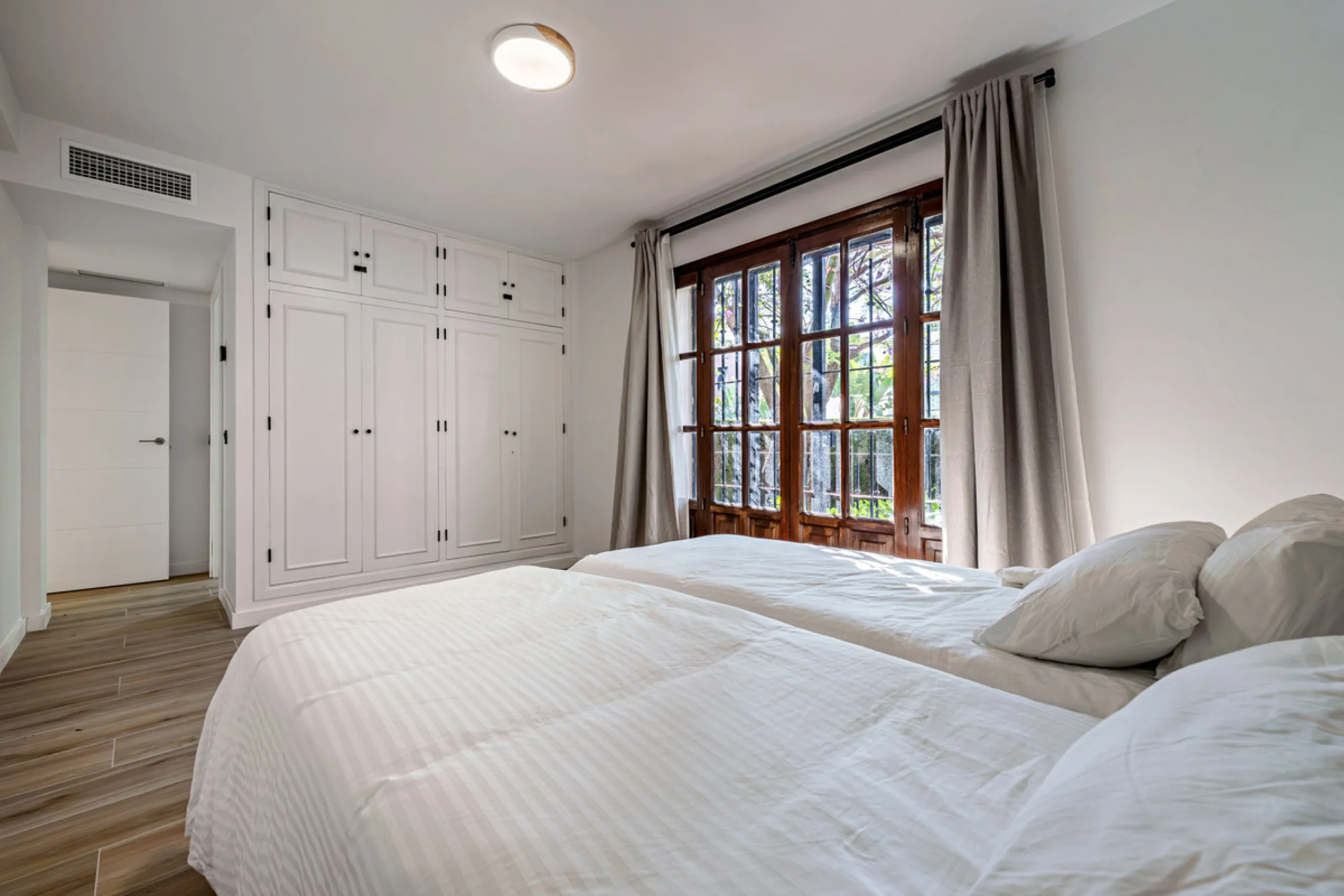 This magnificent ground floor apartment is located in Vivero de Marbella, a quiet, low-rise residential complex in the prestigious Sierra Blanca area on Marbella's Golden Mile, between Imara and Le Blanc. Recently renovated with high-quality materials, th