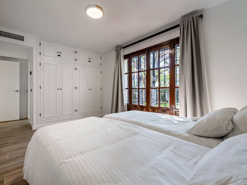 This magnificent ground floor apartment is located in Vivero de Marbella, a quiet, low-rise residential complex in the prestigious Sierra Blanca area on Marbella's Golden Mile, between Imara and Le Blanc. Recently renovated with high-quality materials, th