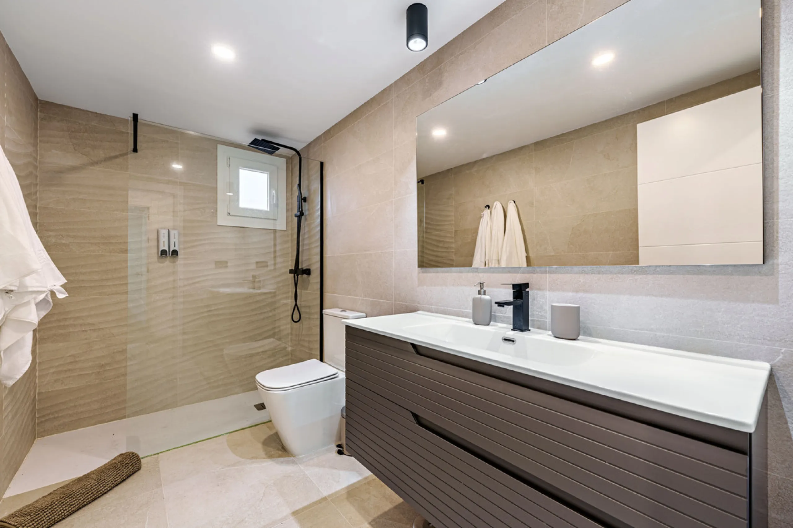 This magnificent ground floor apartment is located in Vivero de Marbella, a quiet, low-rise residential complex in the prestigious Sierra Blanca area on Marbella's Golden Mile, between Imara and Le Blanc. Recently renovated with high-quality materials, th
