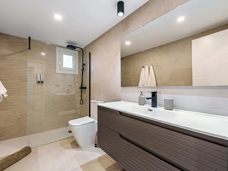 This magnificent ground floor apartment is located in Vivero de Marbella, a quiet, low-rise residential complex in the prestigious Sierra Blanca area on Marbella's Golden Mile, between Imara and Le Blanc. Recently renovated with high-quality materials, th