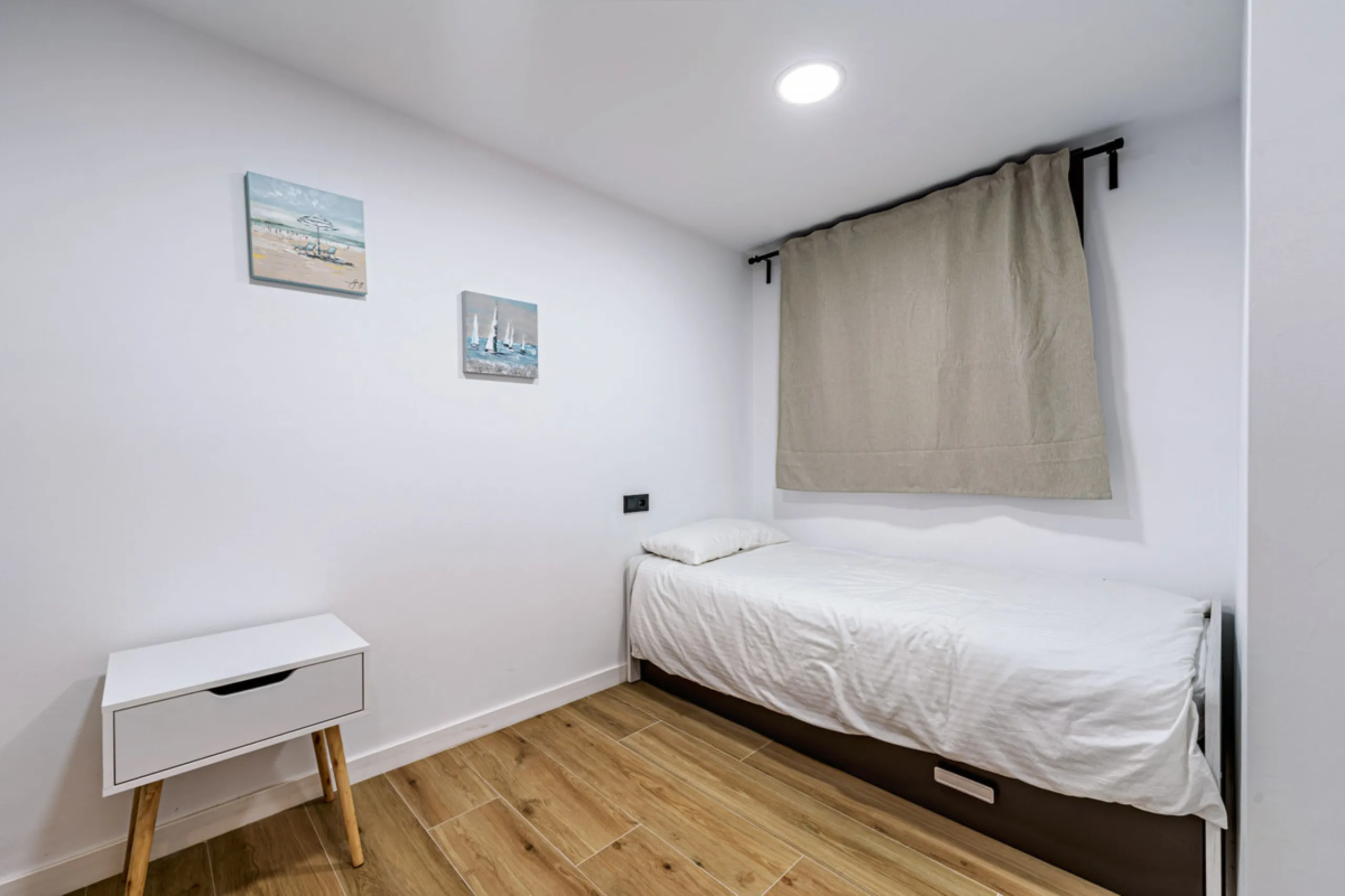 This magnificent ground floor apartment is located in Vivero de Marbella, a quiet, low-rise residential complex in the prestigious Sierra Blanca area on Marbella's Golden Mile, between Imara and Le Blanc. Recently renovated with high-quality materials, th