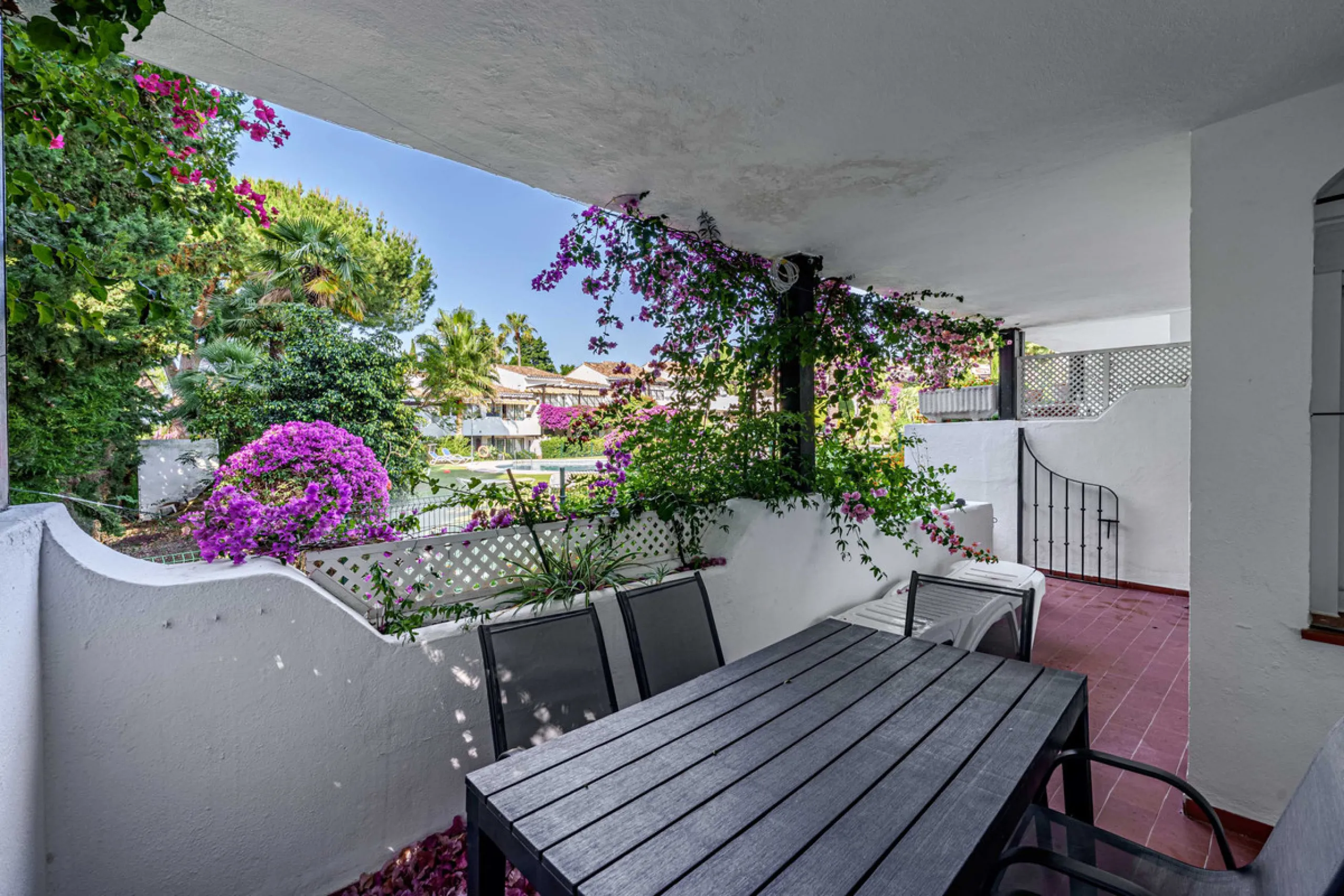 This magnificent ground floor apartment is located in Vivero de Marbella, a quiet, low-rise residential complex in the prestigious Sierra Blanca area on Marbella's Golden Mile, between Imara and Le Blanc. Recently renovated with high-quality materials, th