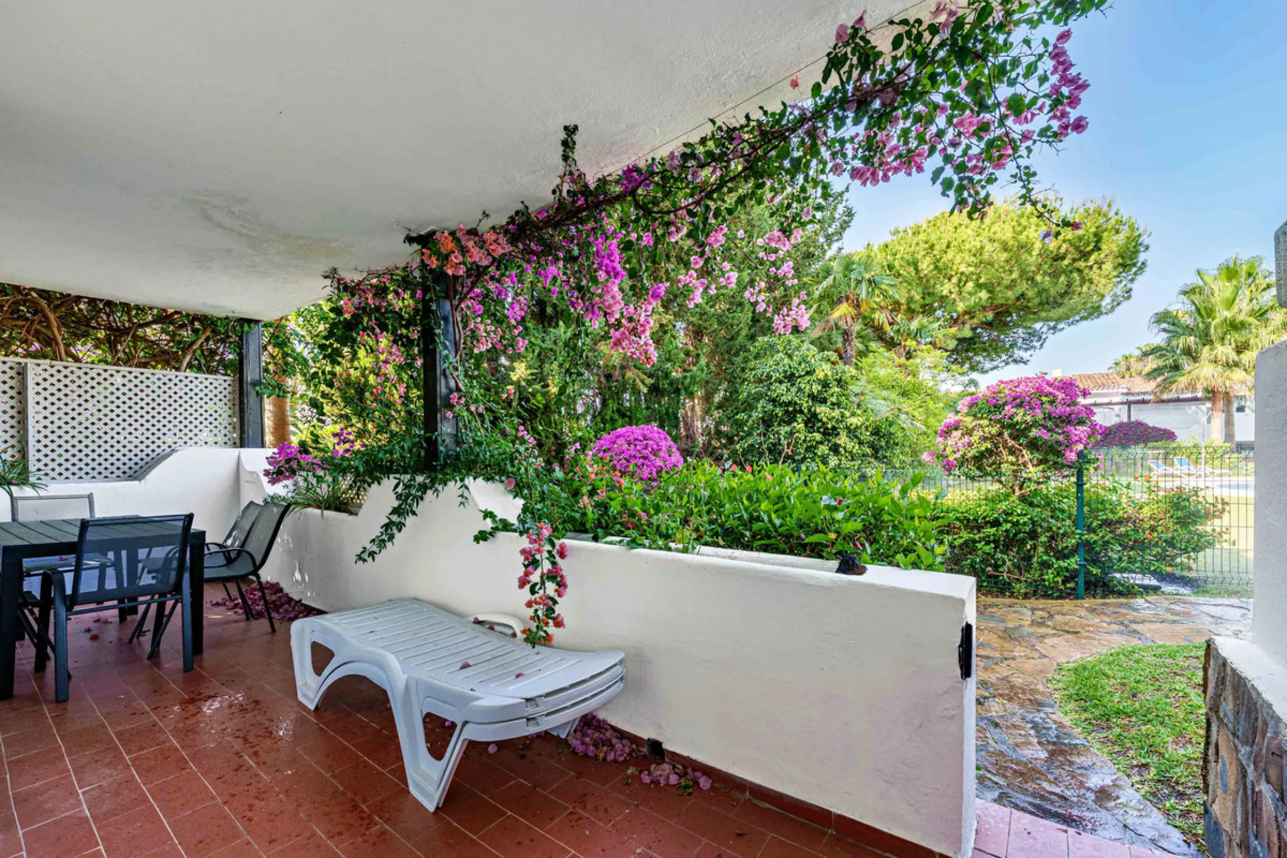 This magnificent ground floor apartment is located in Vivero de Marbella, a quiet, low-rise residential complex in the prestigious Sierra Blanca area on Marbella's Golden Mile, between Imara and Le Blanc. Recently renovated with high-quality materials, th