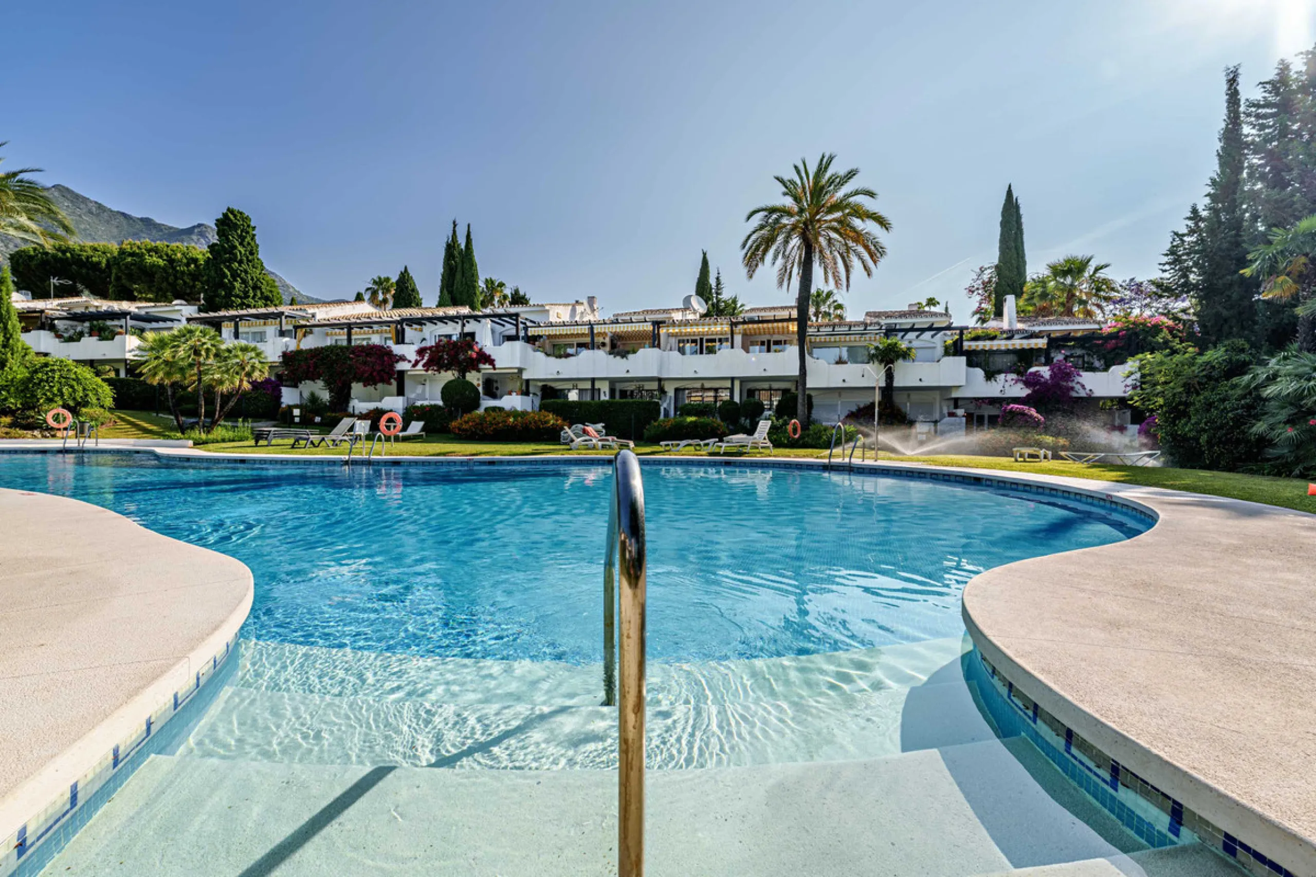 This magnificent ground floor apartment is located in Vivero de Marbella, a quiet, low-rise residential complex in the prestigious Sierra Blanca area on Marbella's Golden Mile, between Imara and Le Blanc. Recently renovated with high-quality materials, th