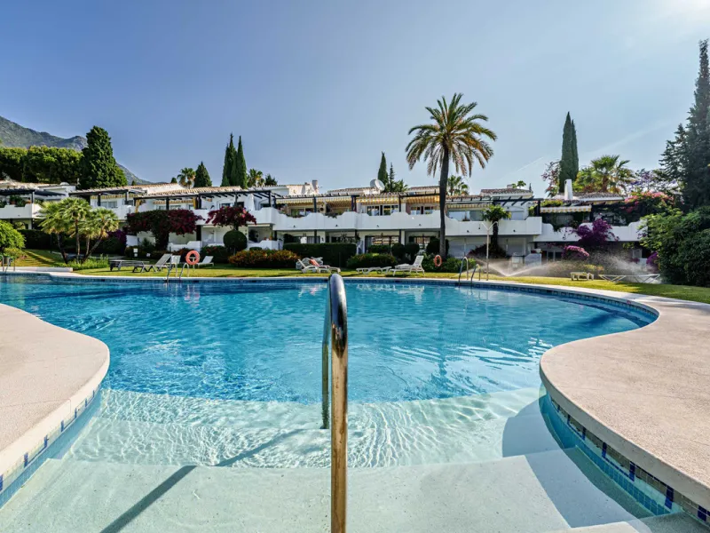 This magnificent ground floor apartment is located in Vivero de Marbella, a quiet, low-rise residential complex in the prestigious Sierra Blanca area on Marbella's Golden Mile, between Imara and Le Blanc. Recently renovated with high-quality materials, th