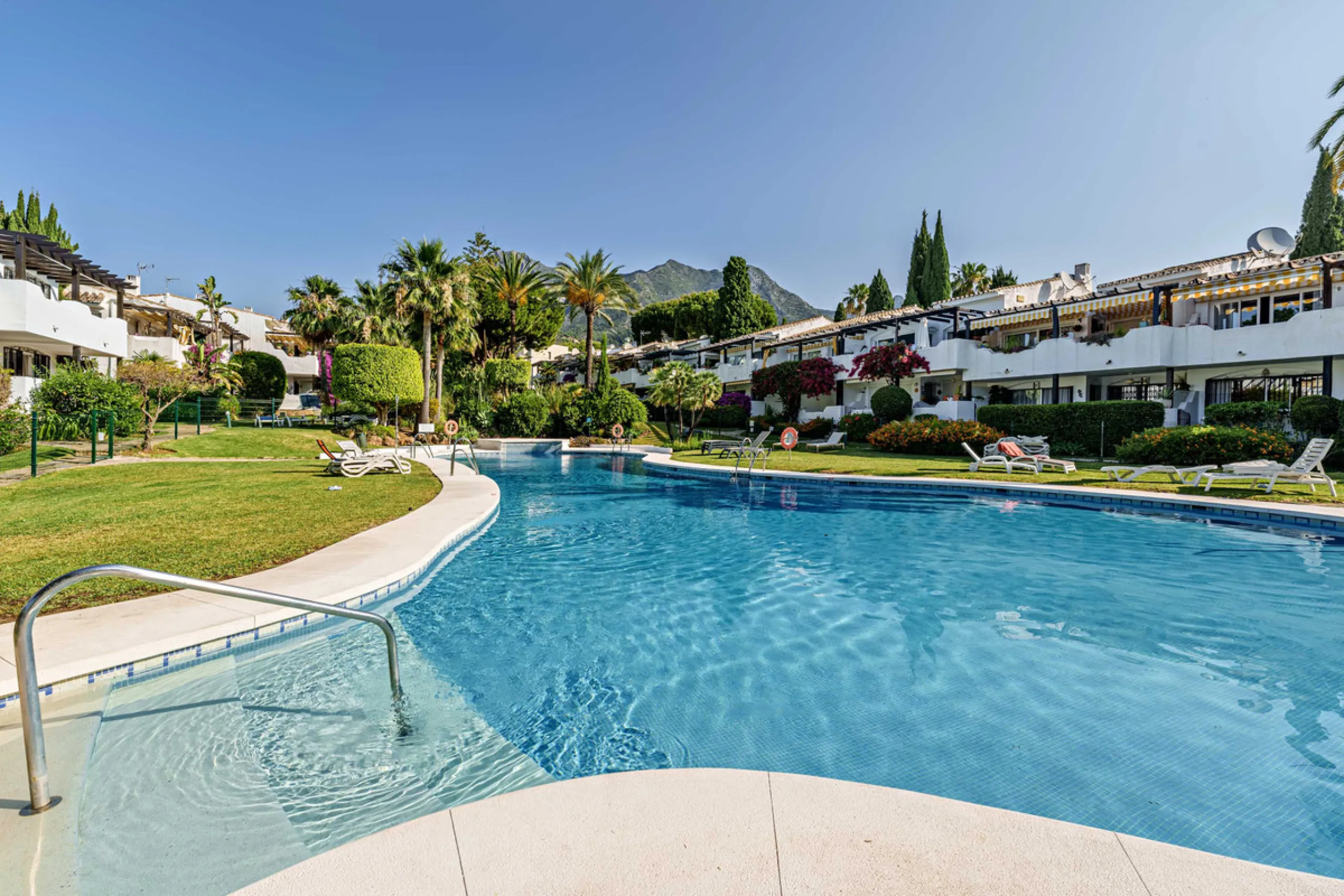 This magnificent ground floor apartment is located in Vivero de Marbella, a quiet, low-rise residential complex in the prestigious Sierra Blanca area on Marbella's Golden Mile, between Imara and Le Blanc. Recently renovated with high-quality materials, th