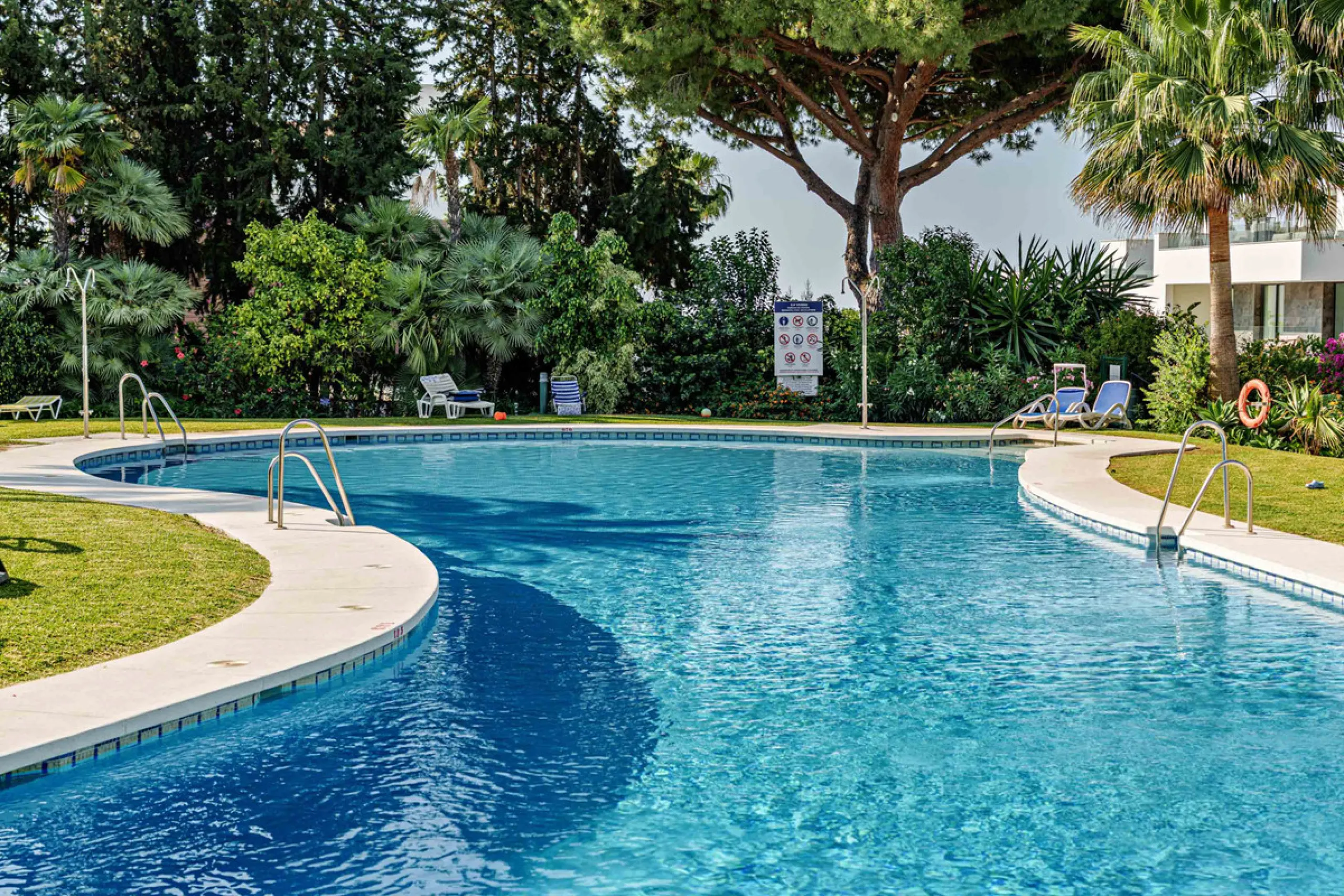 This magnificent ground floor apartment is located in Vivero de Marbella, a quiet, low-rise residential complex in the prestigious Sierra Blanca area on Marbella's Golden Mile, between Imara and Le Blanc. Recently renovated with high-quality materials, th