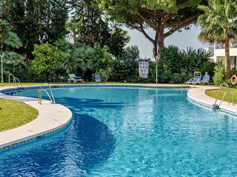 This magnificent ground floor apartment is located in Vivero de Marbella, a quiet, low-rise residential complex in the prestigious Sierra Blanca area on Marbella's Golden Mile, between Imara and Le Blanc. Recently renovated with high-quality materials, th
