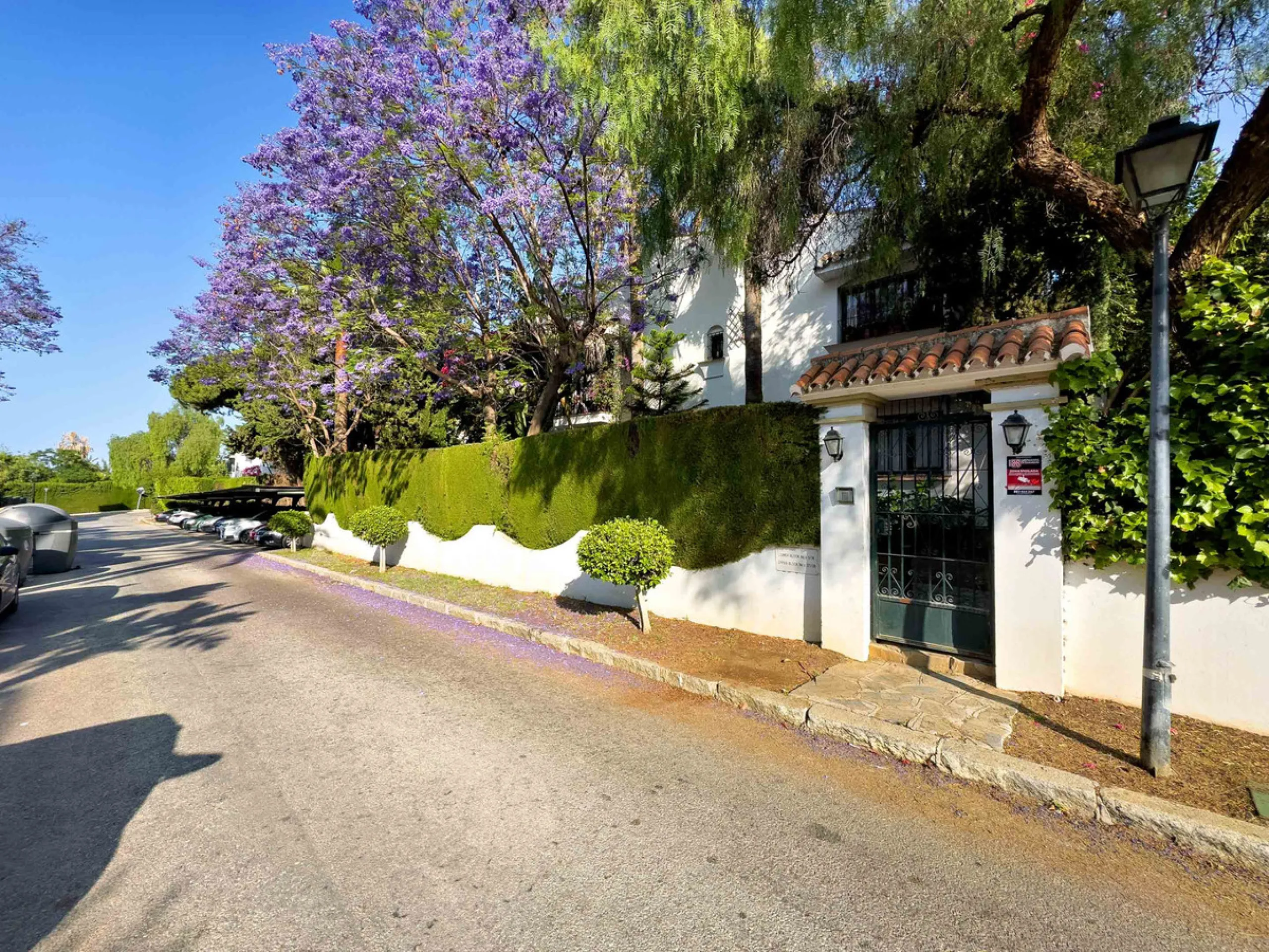 This magnificent ground floor apartment is located in Vivero de Marbella, a quiet, low-rise residential complex in the prestigious Sierra Blanca area on Marbella's Golden Mile, between Imara and Le Blanc. Recently renovated with high-quality materials, th