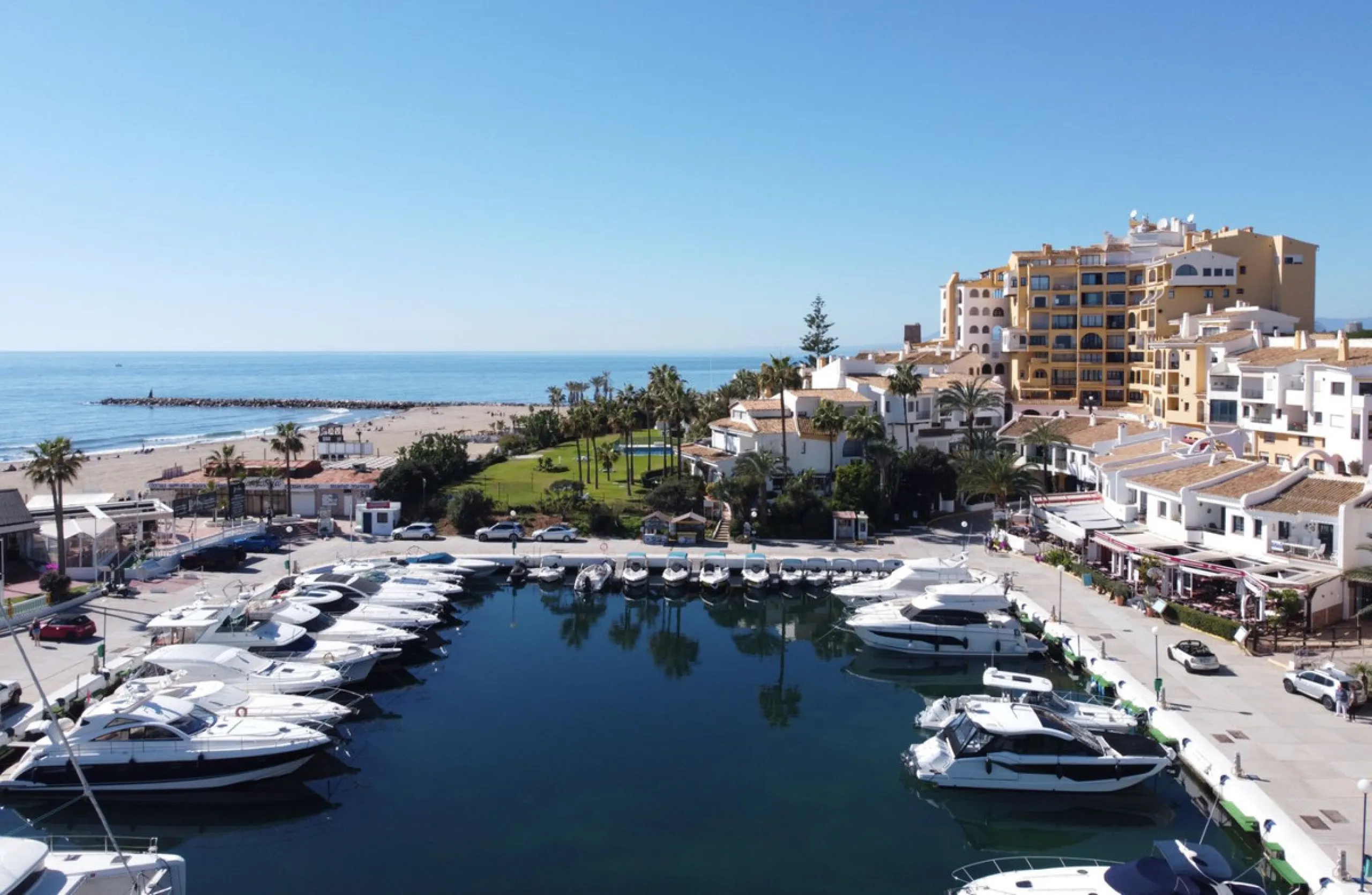 This is a great apartment with incredible frontal sea, port and pools views. Views of the Sea and the Marina. This studio apartment has been renovated to a very high standard with an open plan kitchen. Located in an elevated position offering lots of ligh