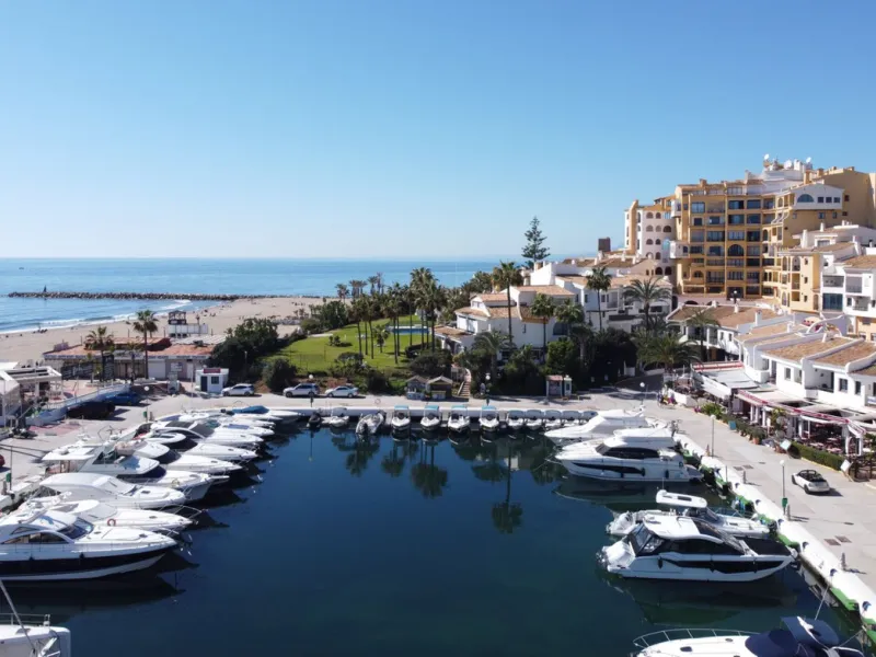 This is a great apartment with incredible frontal sea, port and pools views. Views of the Sea and the Marina. This studio apartment has been renovated to a very high standard with an open plan kitchen. Located in an elevated position offering lots of ligh