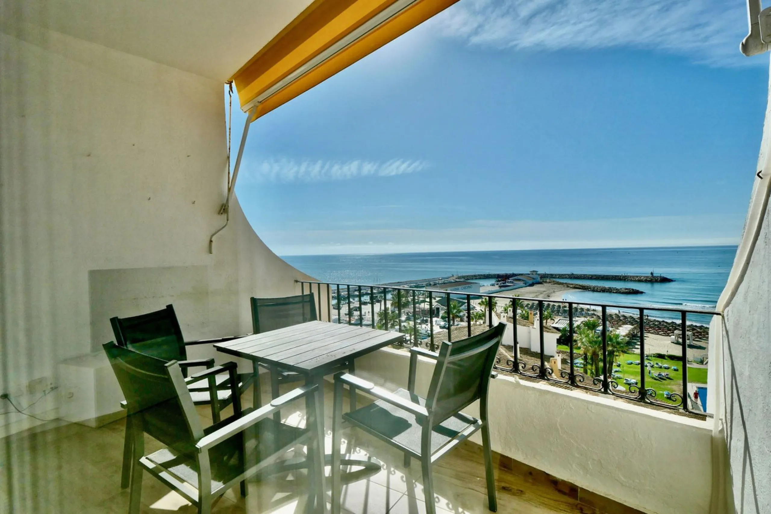 This is a great apartment with incredible frontal sea, port and pools views. Views of the Sea and the Marina. This studio apartment has been renovated to a very high standard with an open plan kitchen. Located in an elevated position offering lots of ligh