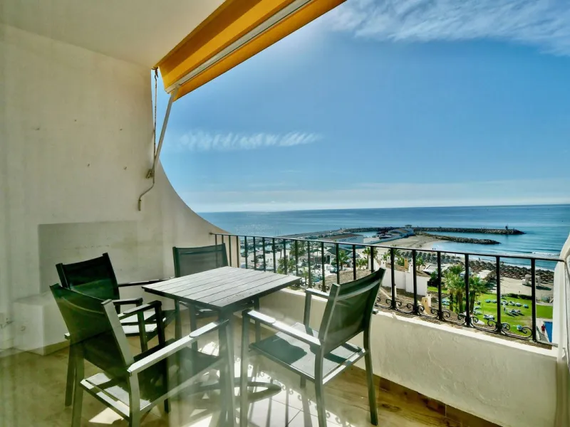 This is a great apartment with incredible frontal sea, port and pools views. Views of the Sea and the Marina. This studio apartment has been renovated to a very high standard with an open plan kitchen. Located in an elevated position offering lots of ligh