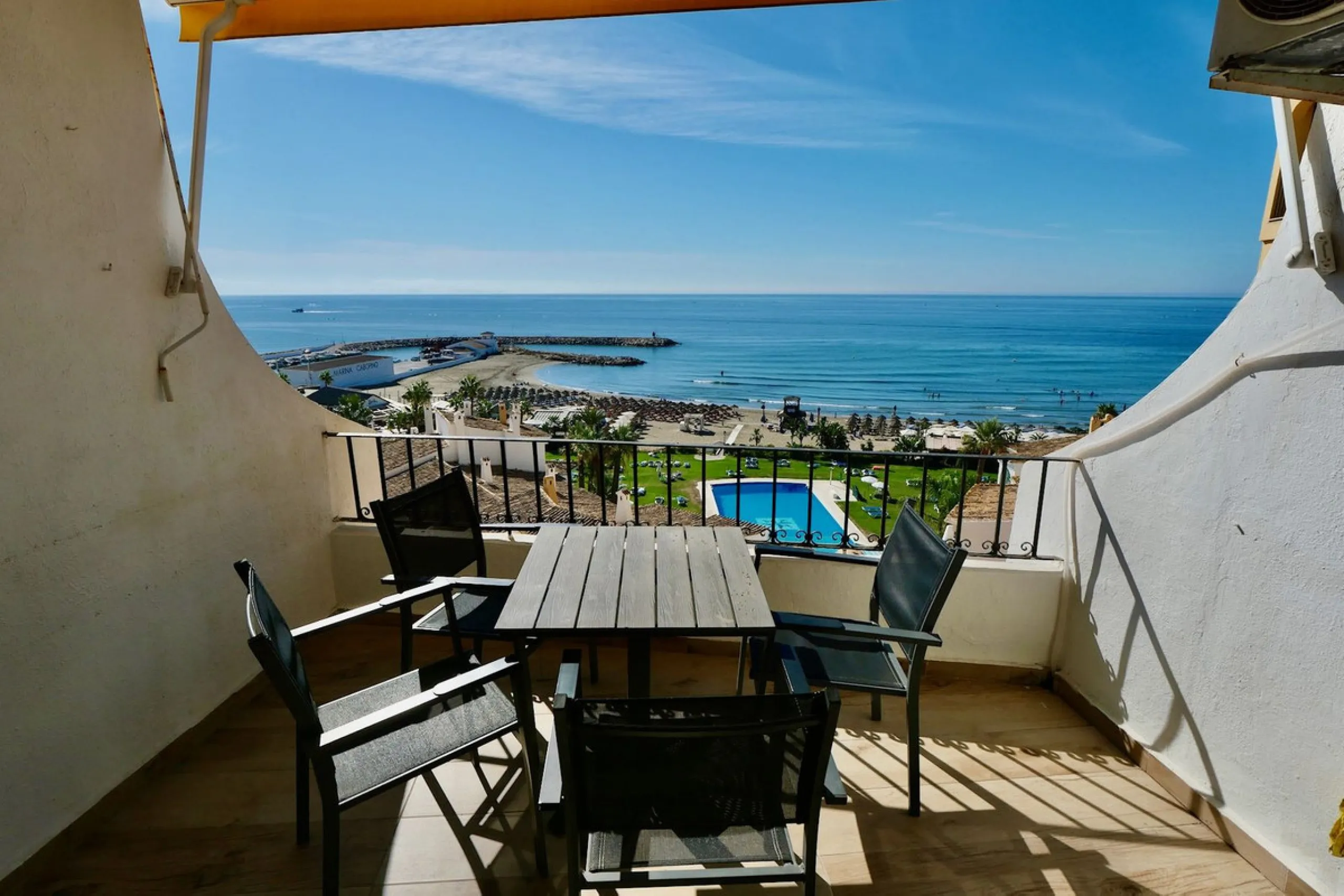 This is a great apartment with incredible frontal sea, port and pools views. Views of the Sea and the Marina. This studio apartment has been renovated to a very high standard with an open plan kitchen. Located in an elevated position offering lots of ligh