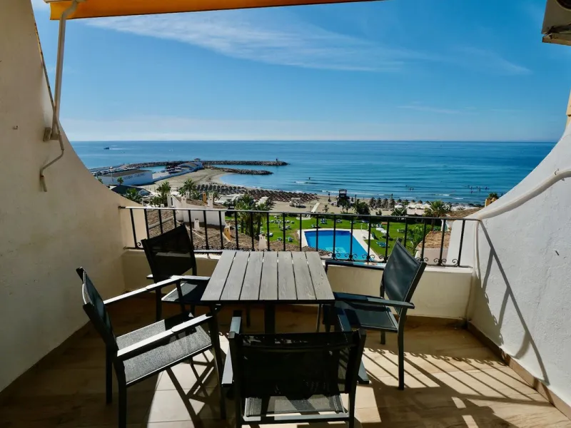 This is a great apartment with incredible frontal sea, port and pools views. Views of the Sea and the Marina. This studio apartment has been renovated to a very high standard with an open plan kitchen. Located in an elevated position offering lots of ligh