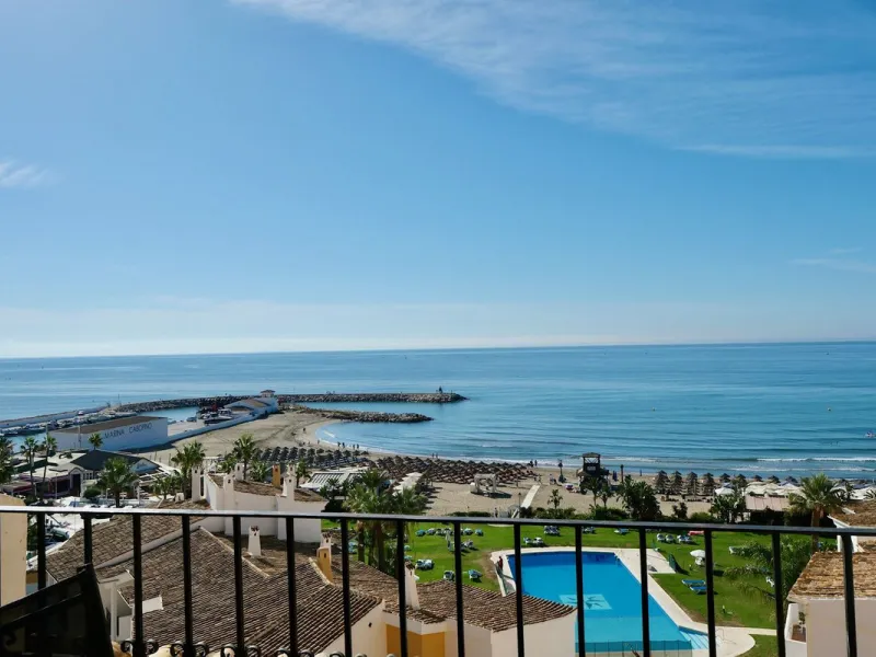 This is a great apartment with incredible frontal sea, port and pools views. Views of the Sea and the Marina. This studio apartment has been renovated to a very high standard with an open plan kitchen. Located in an elevated position offering lots of ligh