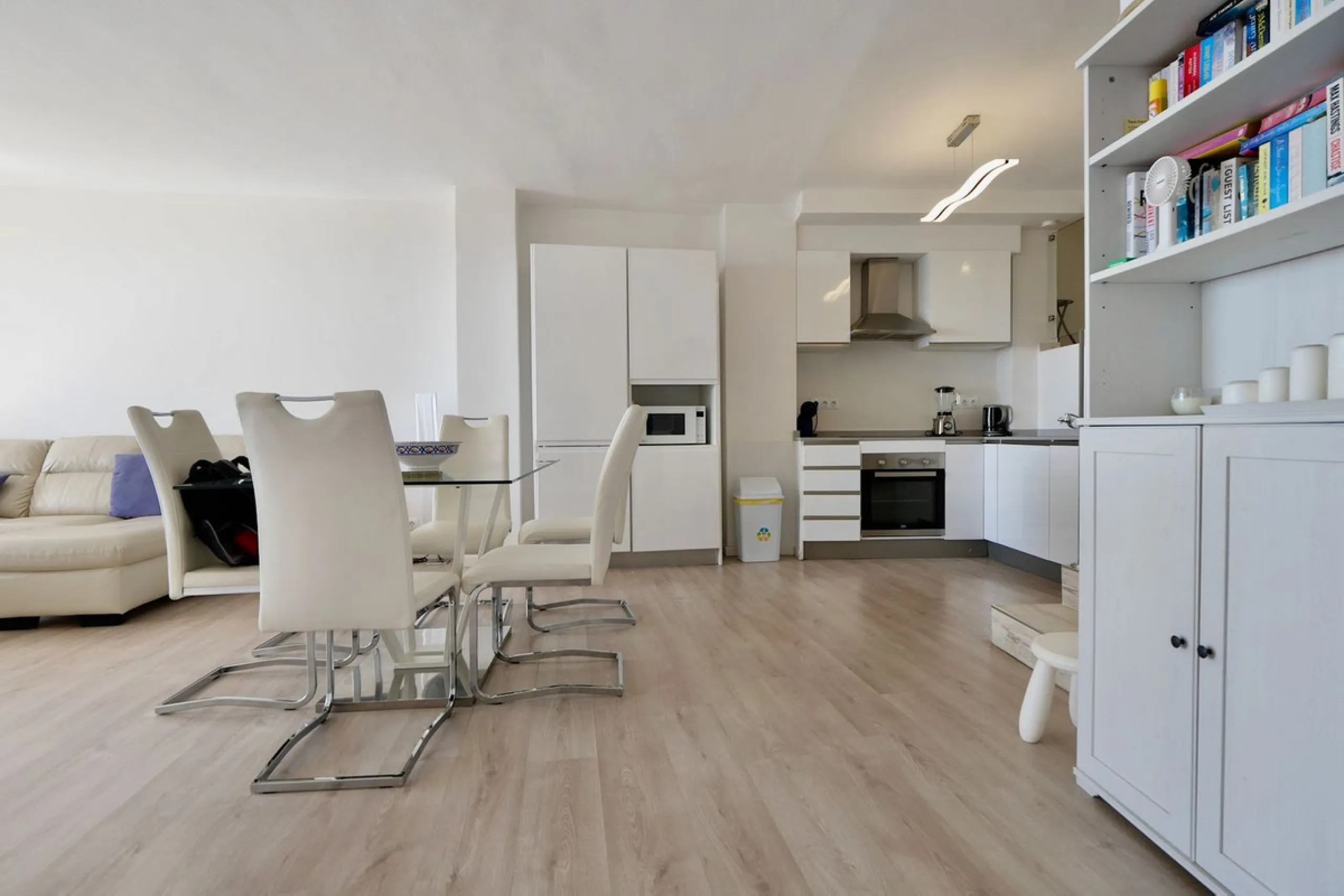 This is a great apartment with incredible frontal sea, port and pools views. Views of the Sea and the Marina. This studio apartment has been renovated to a very high standard with an open plan kitchen. Located in an elevated position offering lots of ligh