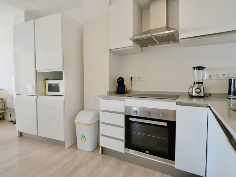 This is a great apartment with incredible frontal sea, port and pools views. Views of the Sea and the Marina. This studio apartment has been renovated to a very high standard with an open plan kitchen. Located in an elevated position offering lots of ligh