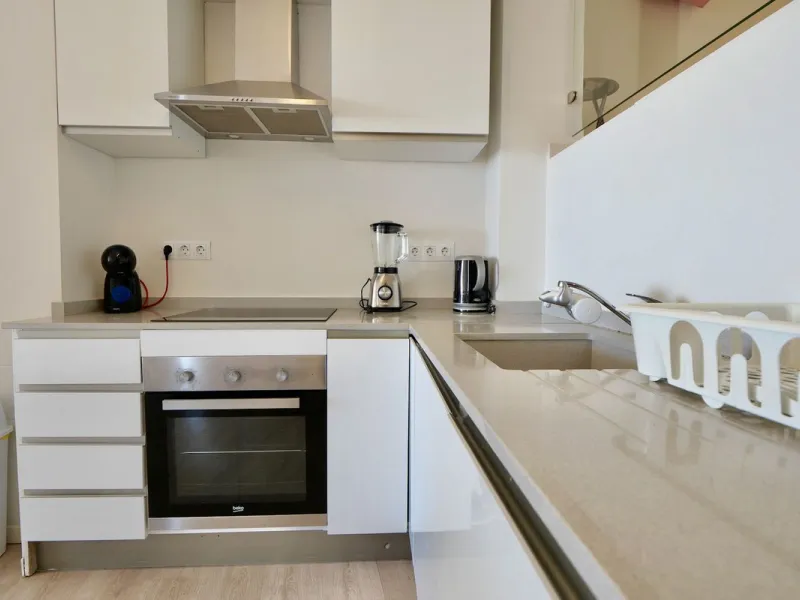 This is a great apartment with incredible frontal sea, port and pools views. Views of the Sea and the Marina. This studio apartment has been renovated to a very high standard with an open plan kitchen. Located in an elevated position offering lots of ligh