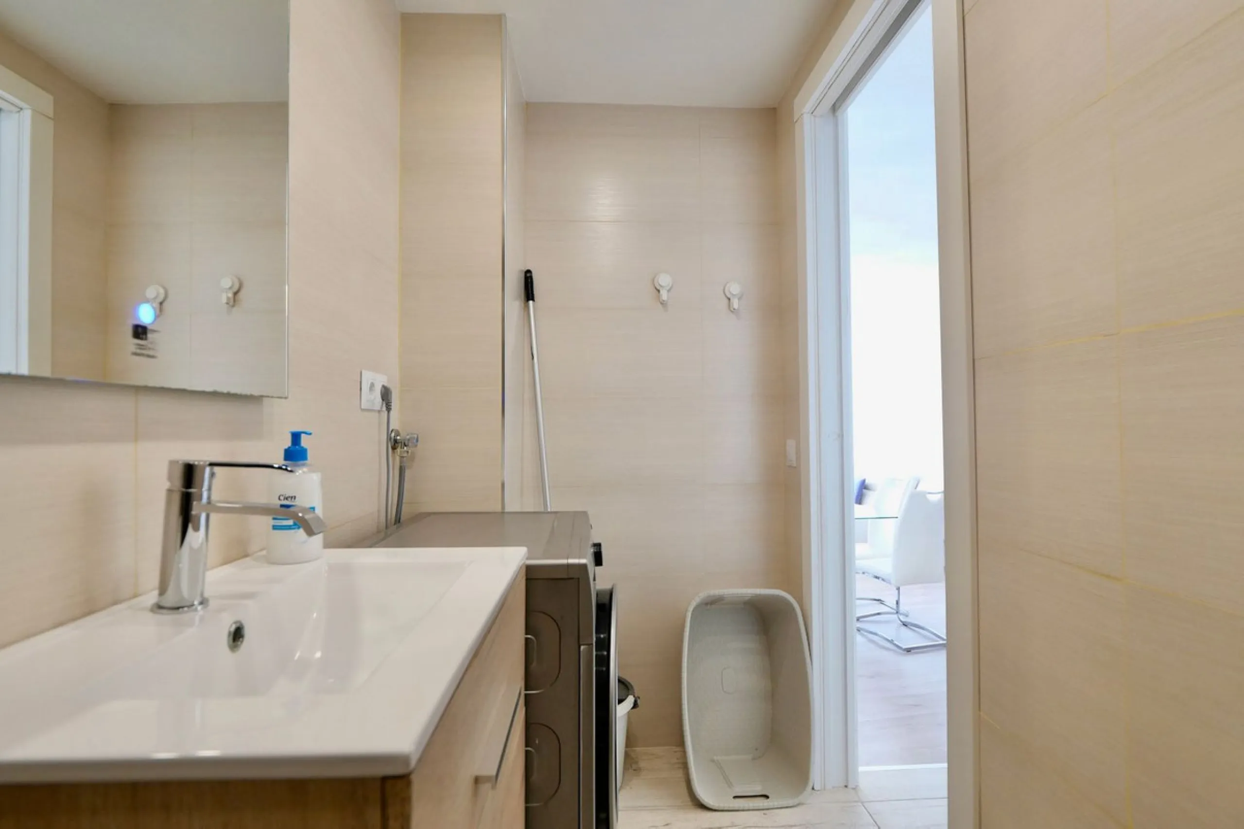 This is a great apartment with incredible frontal sea, port and pools views. Views of the Sea and the Marina. This studio apartment has been renovated to a very high standard with an open plan kitchen. Located in an elevated position offering lots of ligh