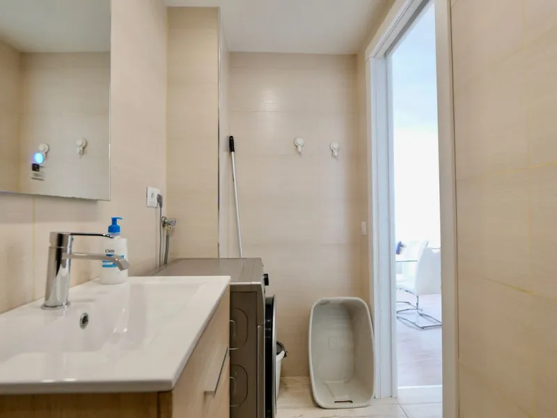 This is a great apartment with incredible frontal sea, port and pools views. Views of the Sea and the Marina. This studio apartment has been renovated to a very high standard with an open plan kitchen. Located in an elevated position offering lots of ligh