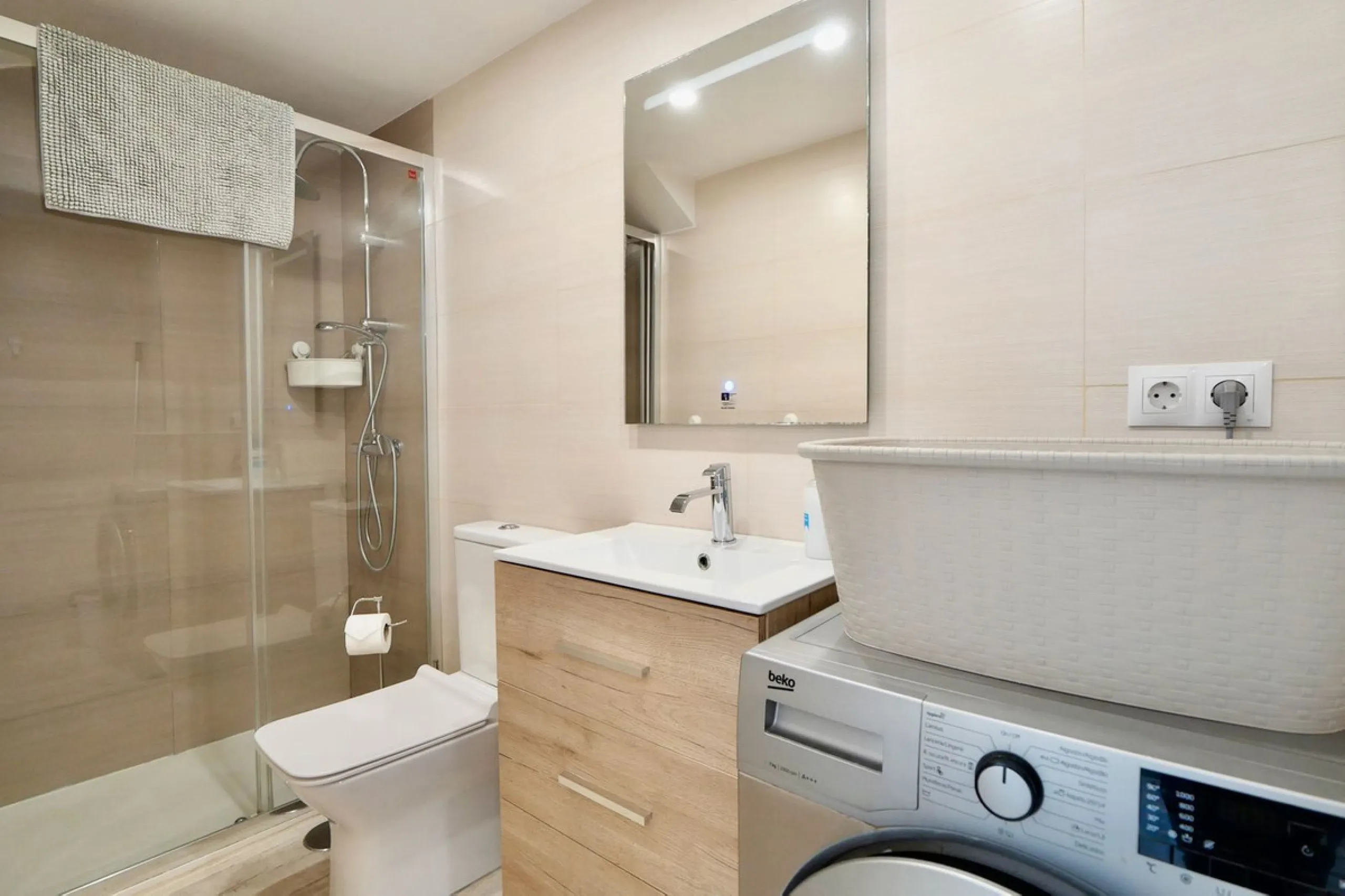 This is a great apartment with incredible frontal sea, port and pools views. Views of the Sea and the Marina. This studio apartment has been renovated to a very high standard with an open plan kitchen. Located in an elevated position offering lots of ligh
