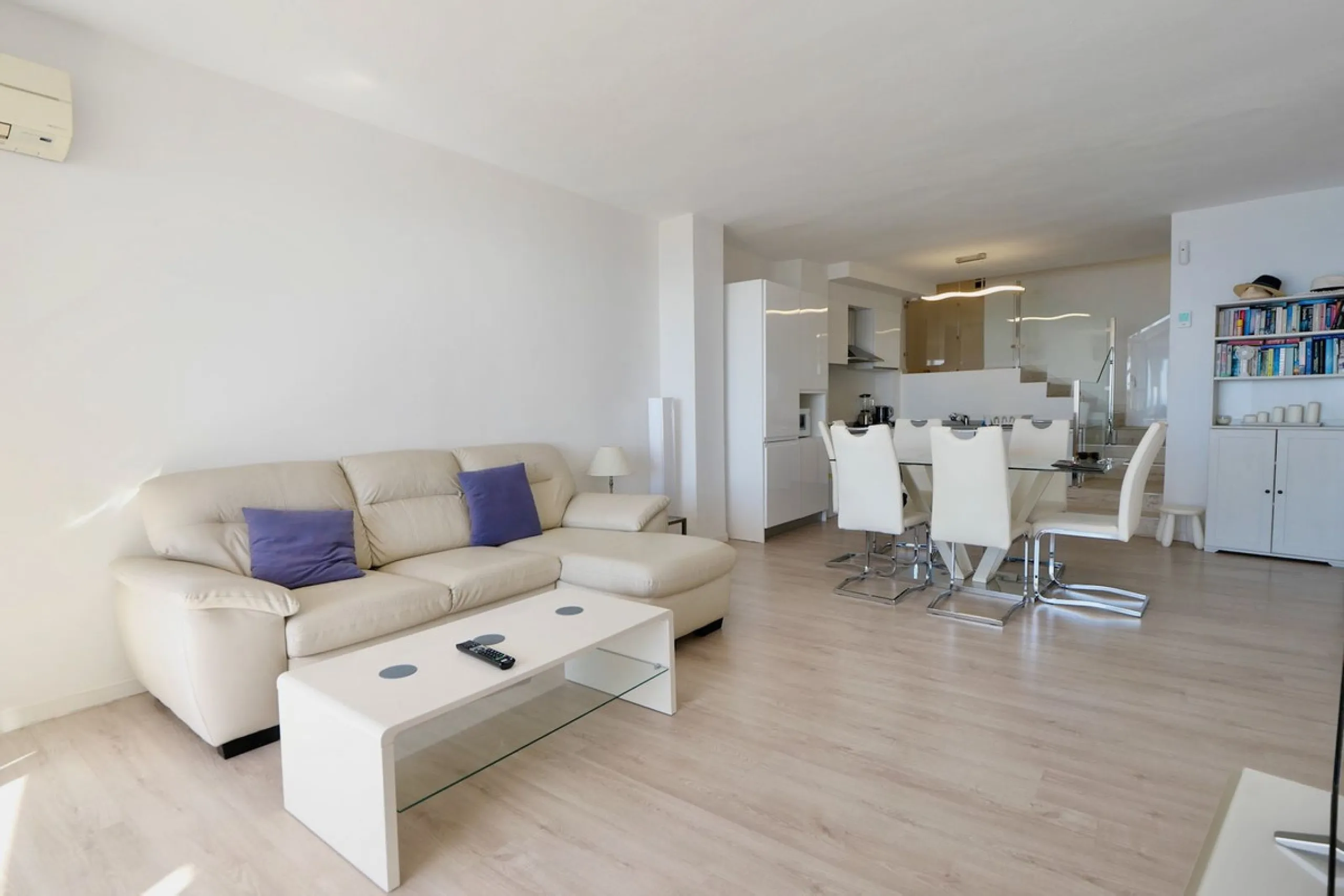 This is a great apartment with incredible frontal sea, port and pools views. Views of the Sea and the Marina. This studio apartment has been renovated to a very high standard with an open plan kitchen. Located in an elevated position offering lots of ligh