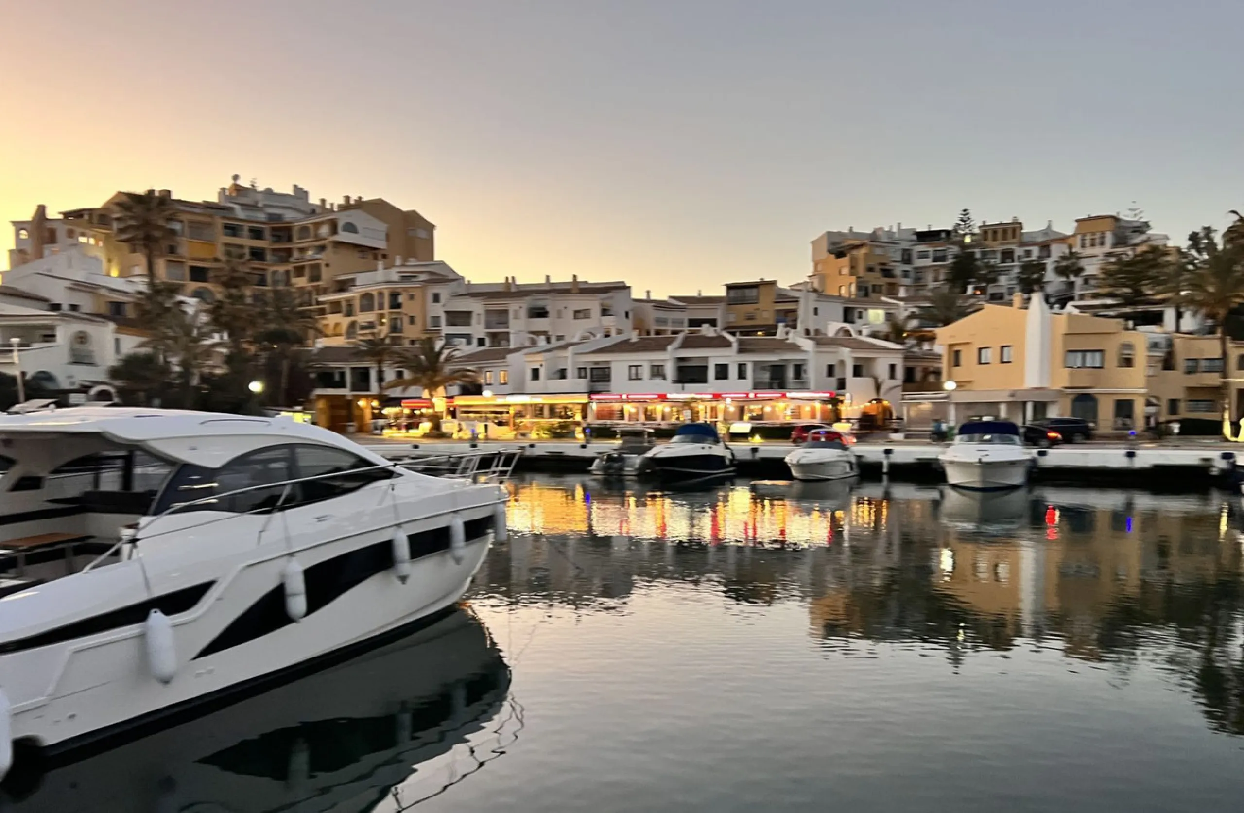 This is a great apartment with incredible frontal sea, port and pools views. Views of the Sea and the Marina. This studio apartment has been renovated to a very high standard with an open plan kitchen. Located in an elevated position offering lots of ligh
