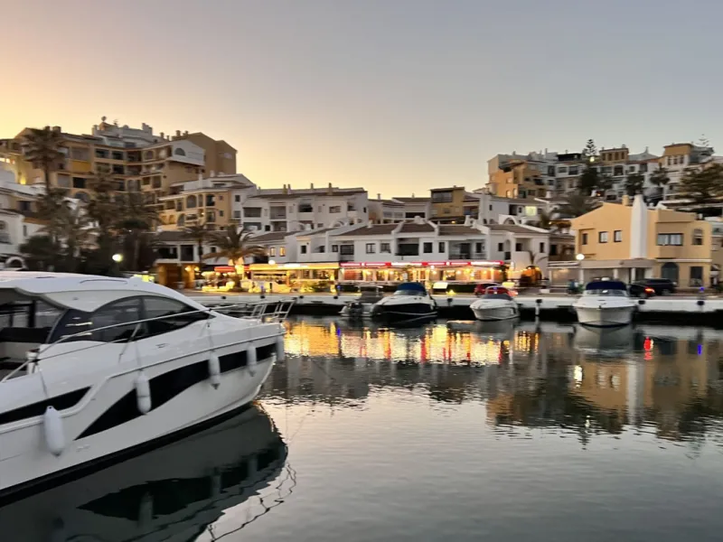 This is a great apartment with incredible frontal sea, port and pools views. Views of the Sea and the Marina. This studio apartment has been renovated to a very high standard with an open plan kitchen. Located in an elevated position offering lots of ligh