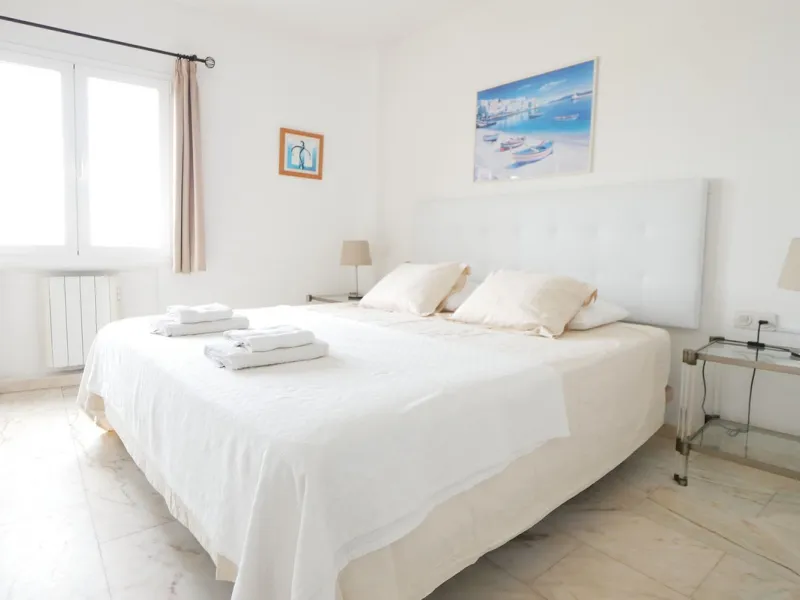 A great two bedroom apartment for sale in Puerto de Cabopino with amazing views, Marbella, just 20 minutes from Malaga Airport and 10 minutes from Marbella Center. Keys in our office easy viewing 7 days a week.