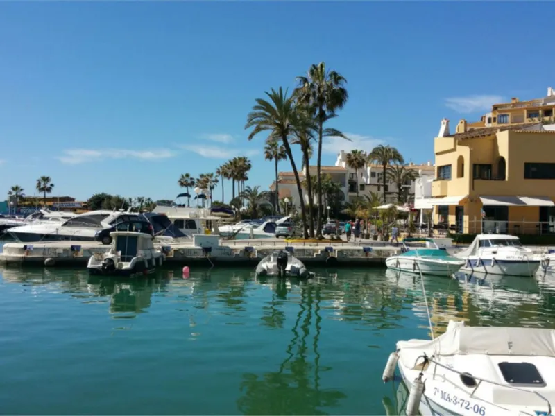 A great two bedroom apartment for sale in Puerto de Cabopino with amazing views, Marbella, just 20 minutes from Malaga Airport and 10 minutes from Marbella Center. Keys in our office easy viewing 7 days a week.