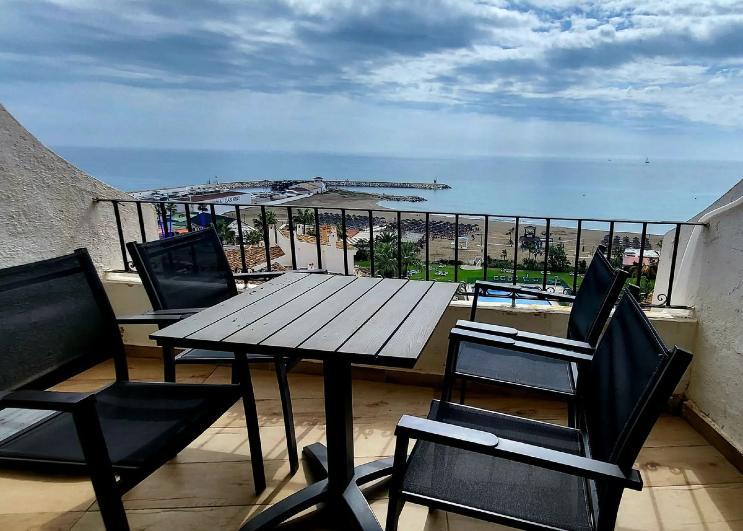A great two bedroom apartment for sale in Puerto de Cabopino with amazing views, Marbella, just 20 minutes from Malaga Airport and 10 minutes from Marbella Center. Keys in our office easy viewing 7 days a week.