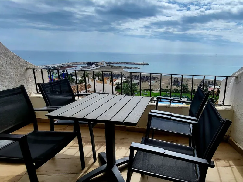 A great two bedroom apartment for sale in Puerto de Cabopino with amazing views, Marbella, just 20 minutes from Malaga Airport and 10 minutes from Marbella Center. Keys in our office easy viewing 7 days a week.