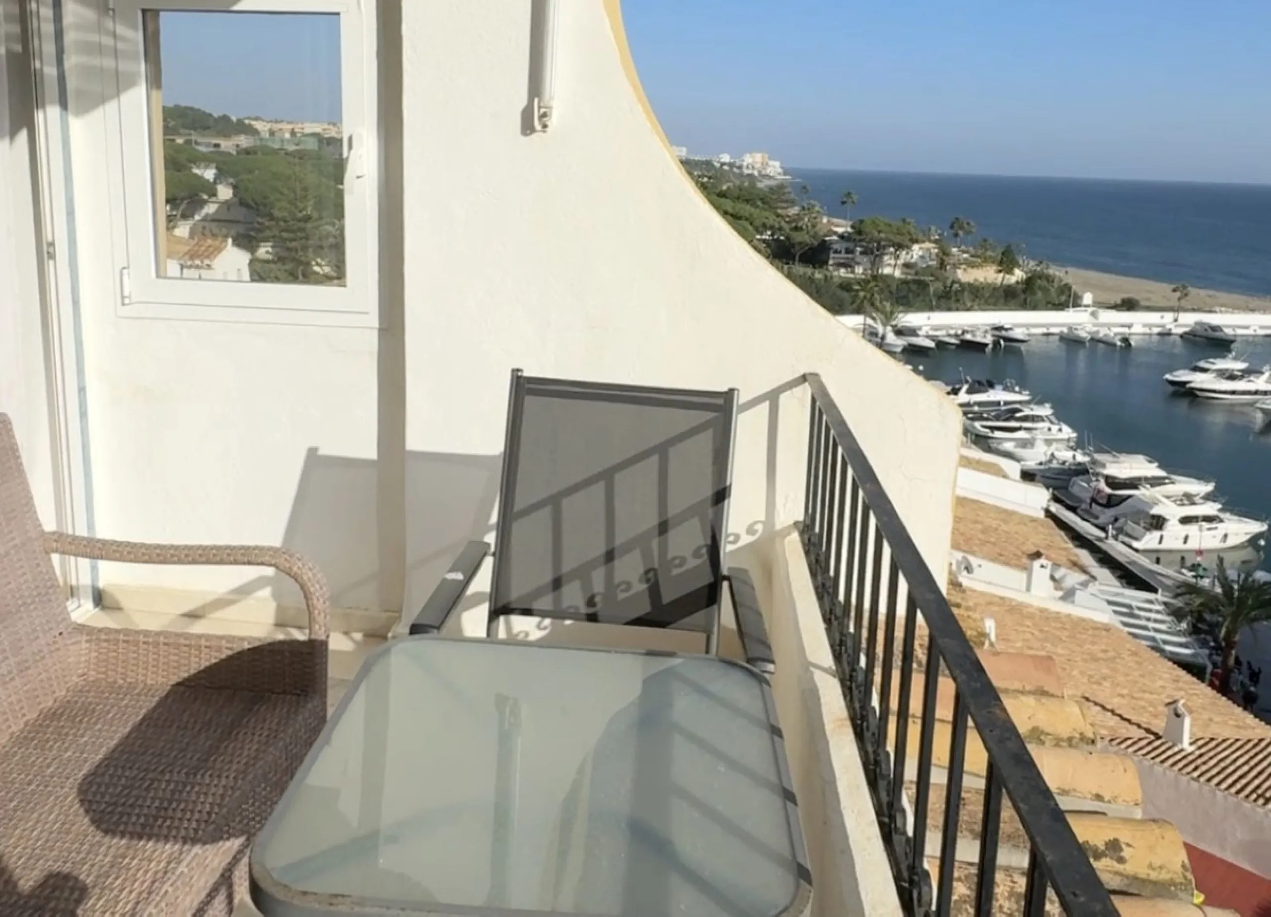 A great two bedroom apartment for sale in Puerto de Cabopino with amazing views, Marbella, just 20 minutes from Malaga Airport and 10 minutes from Marbella Center. Keys in our office easy viewing 7 days a week.