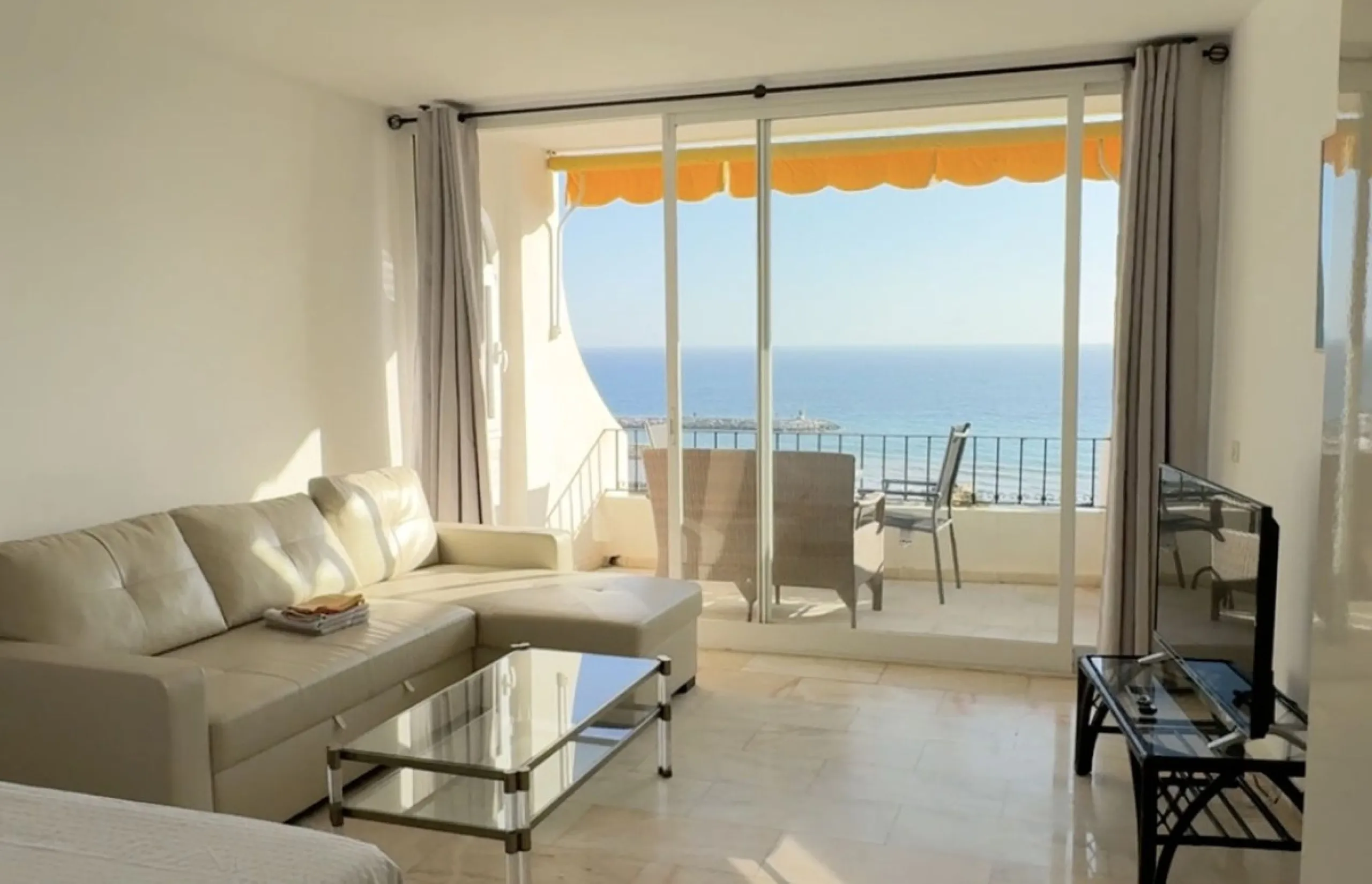 A great two bedroom apartment for sale in Puerto de Cabopino with amazing views, Marbella, just 20 minutes from Malaga Airport and 10 minutes from Marbella Center. Keys in our office easy viewing 7 days a week.