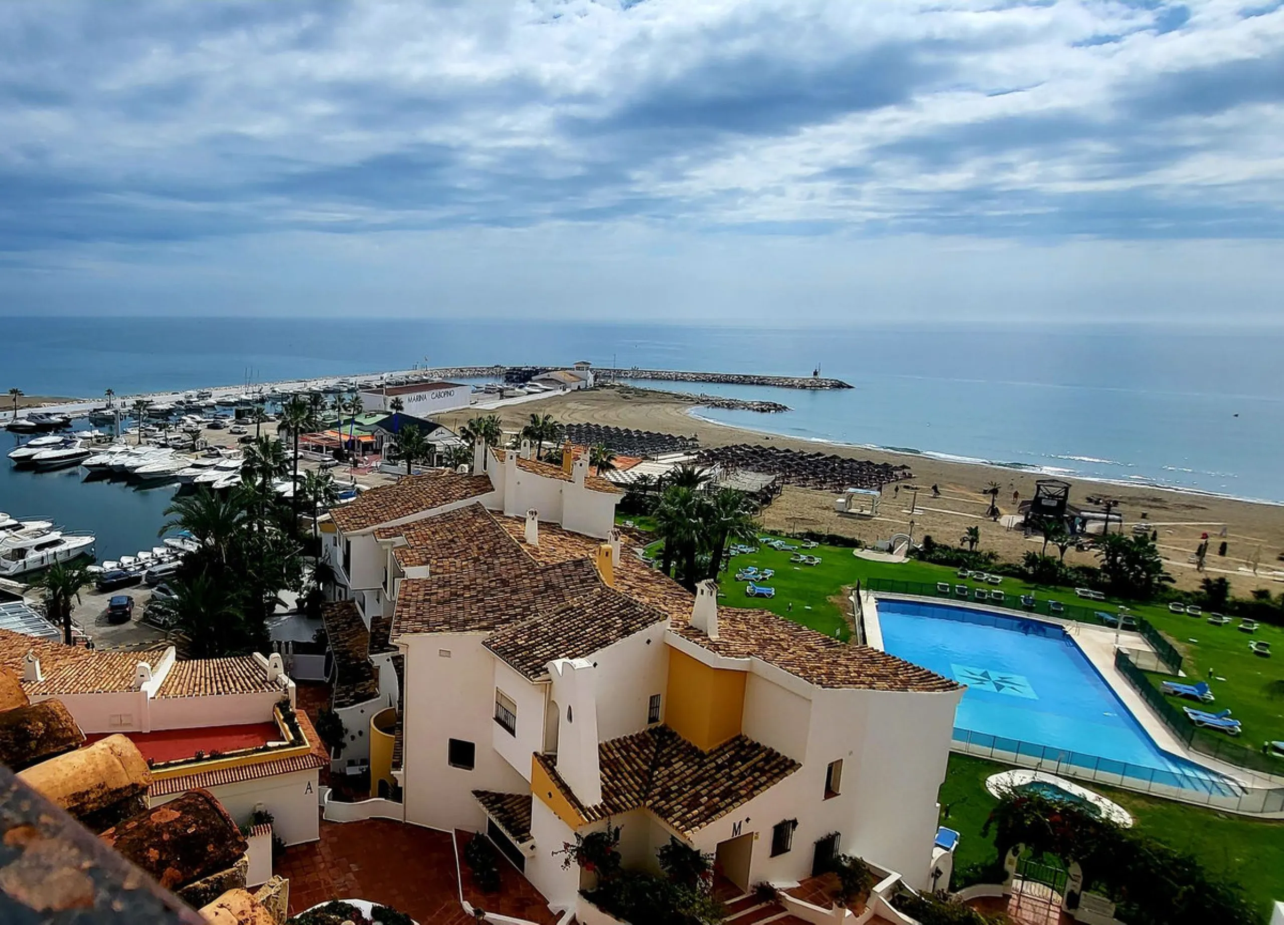 A great two bedroom apartment for sale in Puerto de Cabopino with amazing views, Marbella, just 20 minutes from Malaga Airport and 10 minutes from Marbella Center. Keys in our office easy viewing 7 days a week.