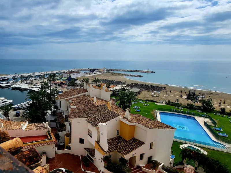 A great two bedroom apartment for sale in Puerto de Cabopino with amazing views, Marbella, just 20 minutes from Malaga Airport and 10 minutes from Marbella Center. Keys in our office easy viewing 7 days a week.