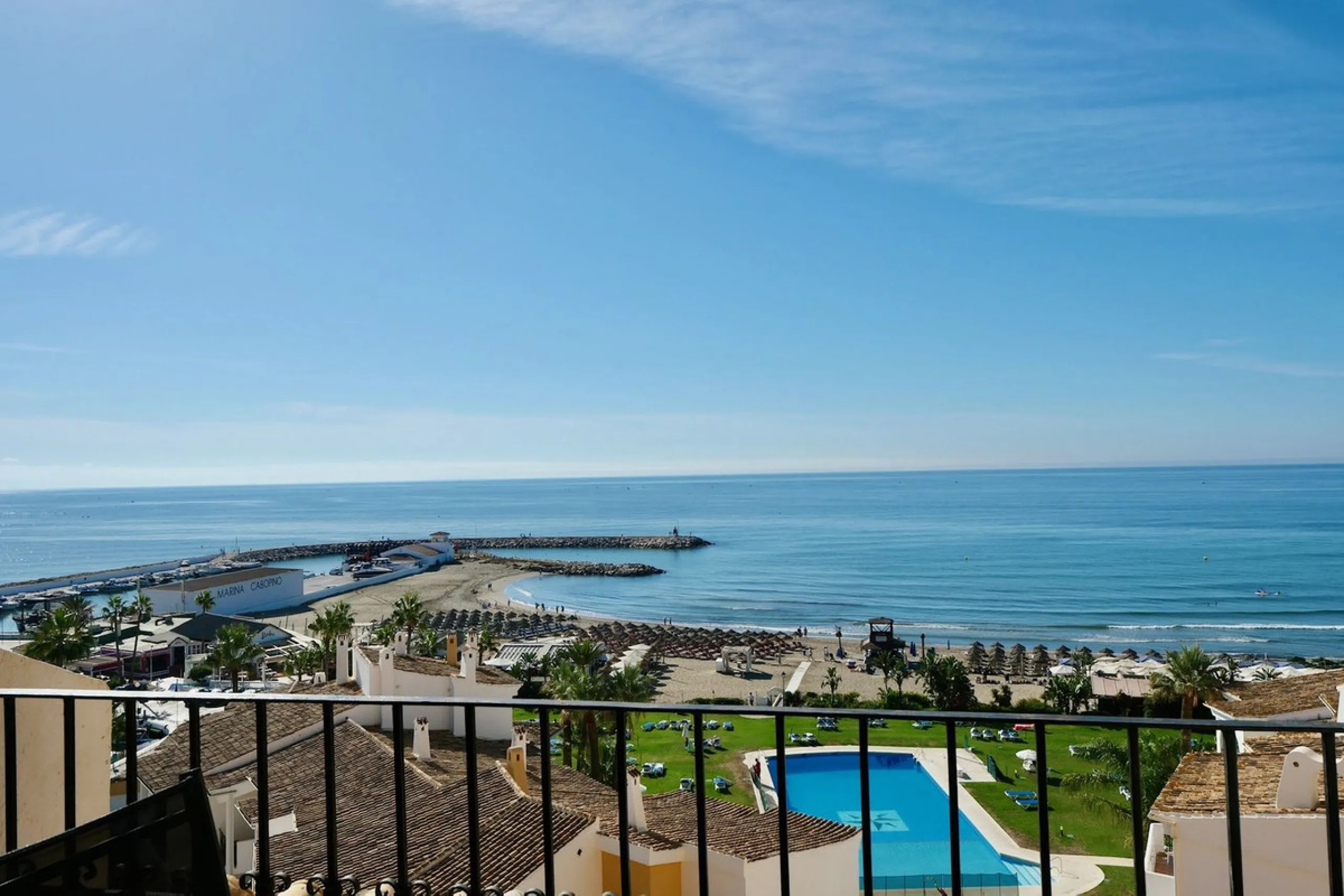 A great two bedroom apartment for sale in Puerto de Cabopino with amazing views, Marbella, just 20 minutes from Malaga Airport and 10 minutes from Marbella Center. Keys in our office easy viewing 7 days a week.