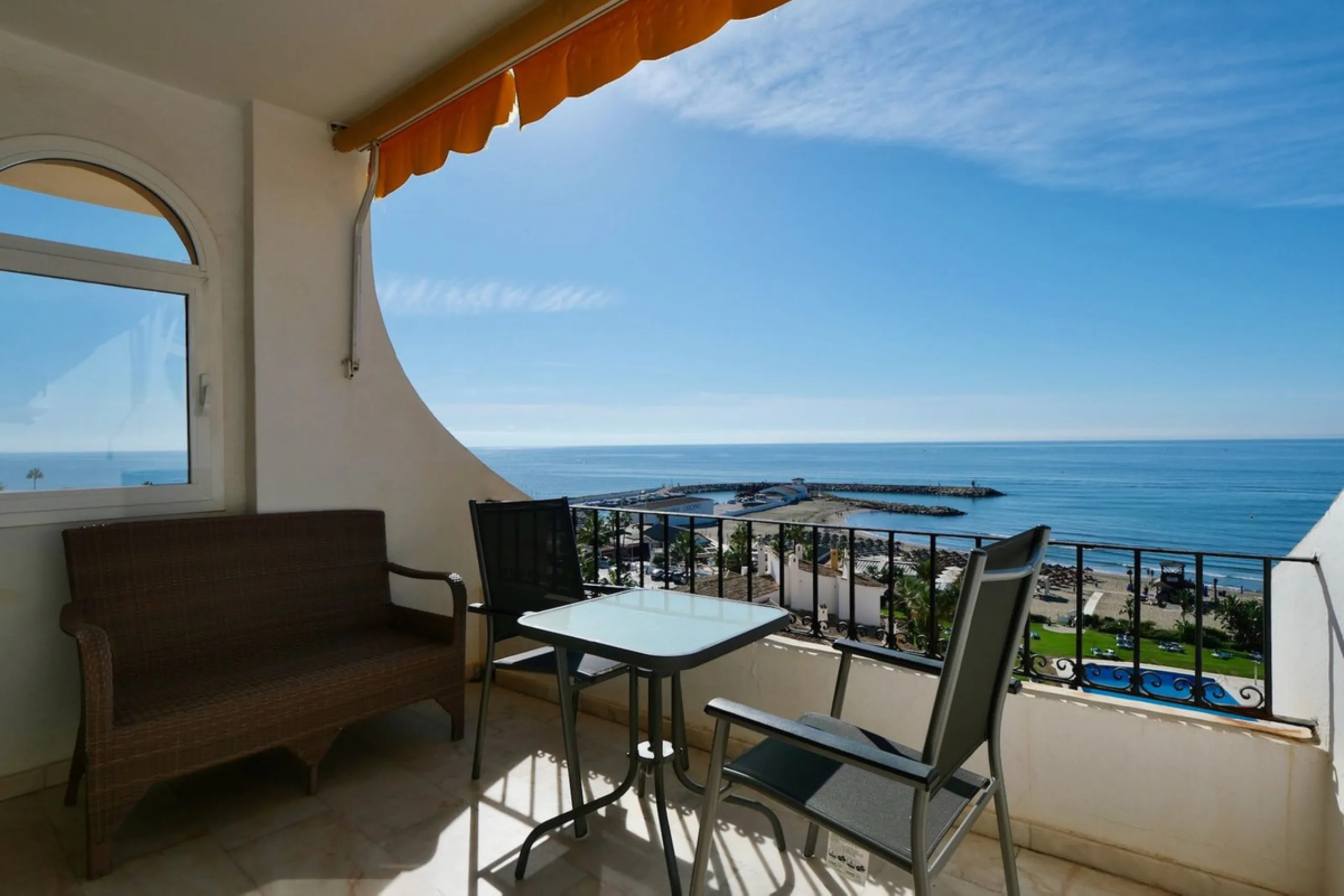 A great two bedroom apartment for sale in Puerto de Cabopino with amazing views, Marbella, just 20 minutes from Malaga Airport and 10 minutes from Marbella Center. Keys in our office easy viewing 7 days a week.