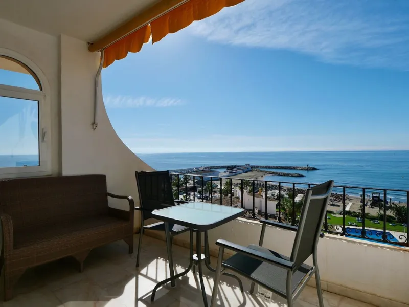 A great two bedroom apartment for sale in Puerto de Cabopino with amazing views, Marbella, just 20 minutes from Malaga Airport and 10 minutes from Marbella Center. Keys in our office easy viewing 7 days a week.