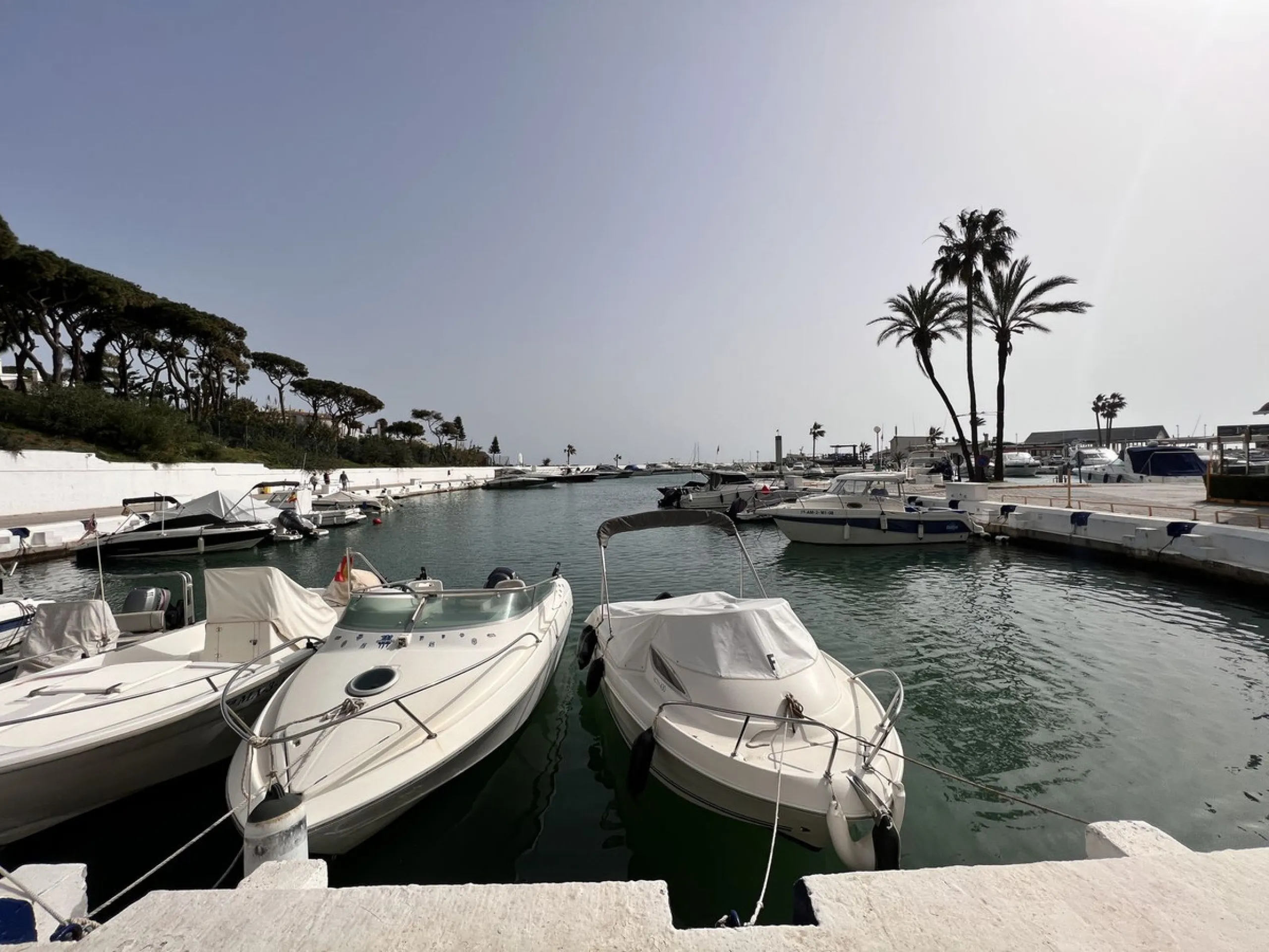 A great two bedroom apartment for sale in Puerto de Cabopino with amazing views, Marbella, just 20 minutes from Malaga Airport and 10 minutes from Marbella Center. Keys in our office easy viewing 7 days a week.