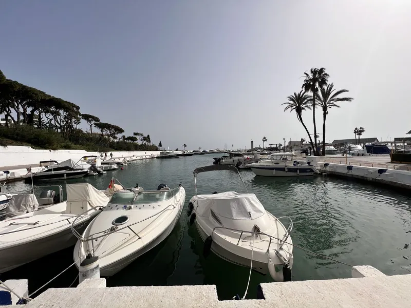 A great two bedroom apartment for sale in Puerto de Cabopino with amazing views, Marbella, just 20 minutes from Malaga Airport and 10 minutes from Marbella Center. Keys in our office easy viewing 7 days a week.