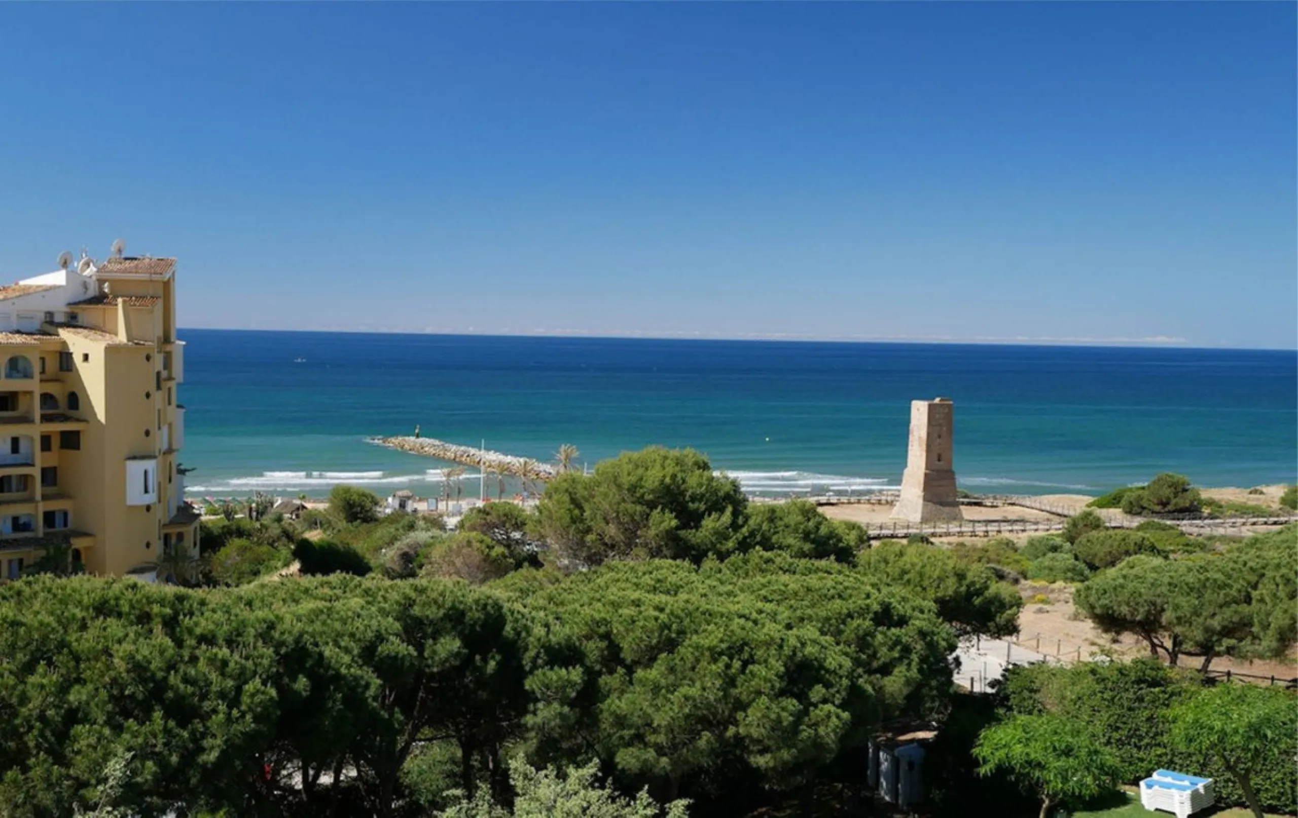 A great two bedroom apartment for sale in Puerto de Cabopino with amazing views, Marbella, just 20 minutes from Malaga Airport and 10 minutes from Marbella Center. Keys in our office easy viewing 7 days a week.