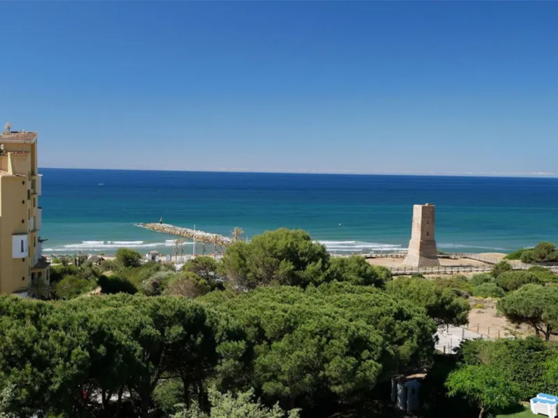 A great two bedroom apartment for sale in Puerto de Cabopino with amazing views, Marbella, just 20 minutes from Malaga Airport and 10 minutes from Marbella Center. Keys in our office easy viewing 7 days a week.