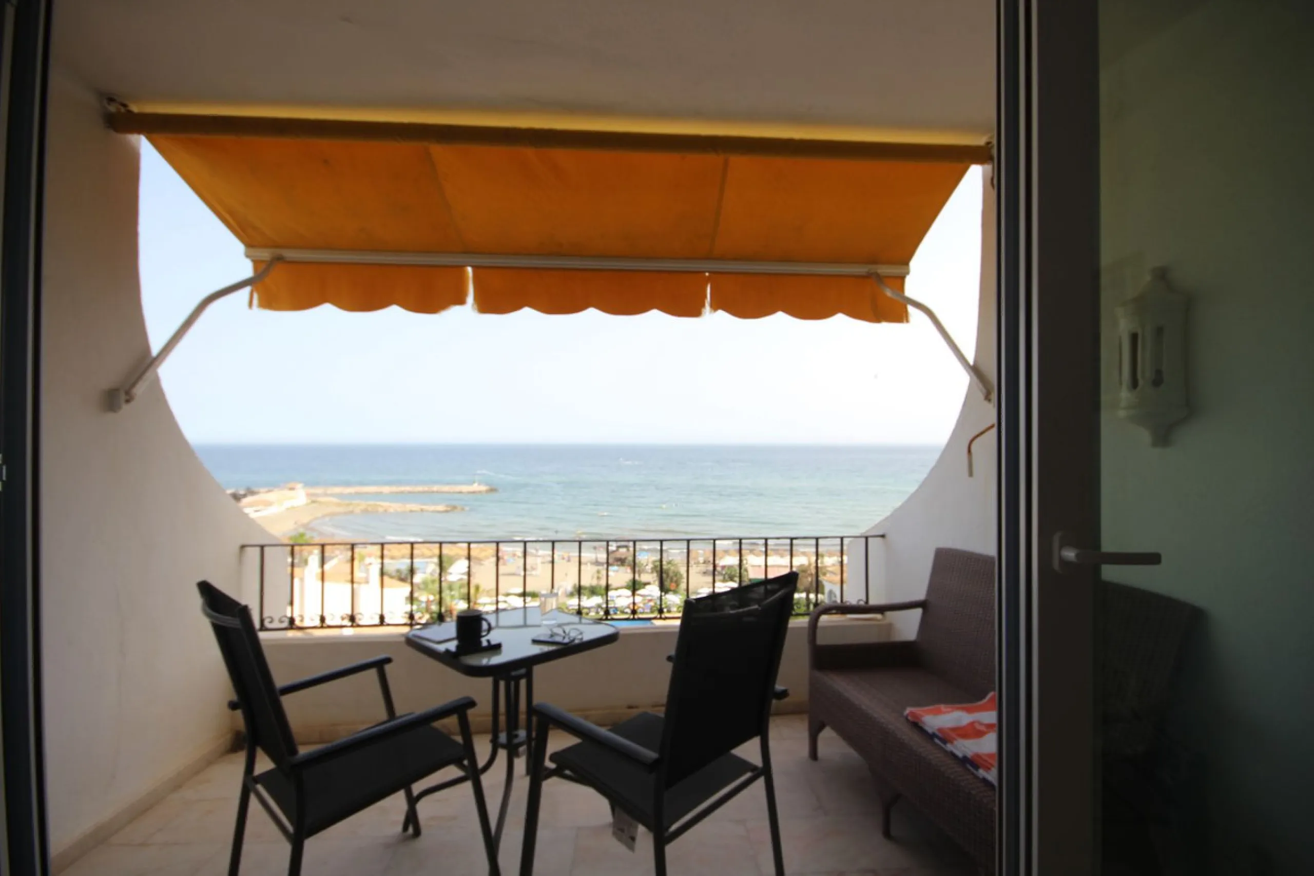 A great two bedroom apartment for sale in Puerto de Cabopino with amazing views, Marbella, just 20 minutes from Malaga Airport and 10 minutes from Marbella Center. Keys in our office easy viewing 7 days a week.